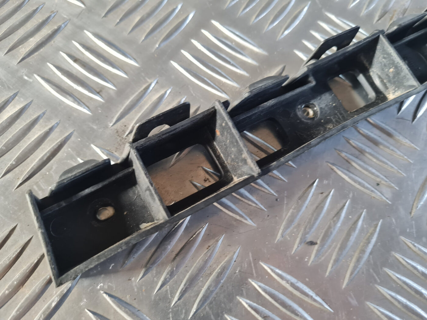 Aizmugurēja bufera kronšteins priekš OPEL INSIGNIA 2010 6 Aizmugurēja bufera kronšteins priekš OPEL INSIGNIA 2010