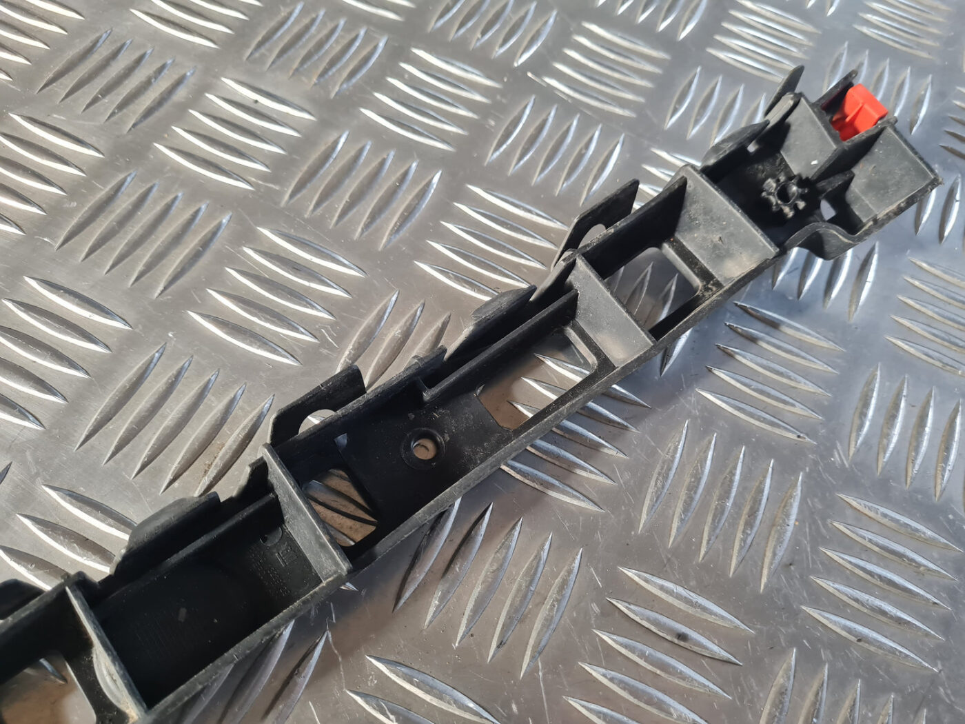 Aizmugurēja bufera kronšteins priekš OPEL INSIGNIA 2010 5 Aizmugurēja bufera kronšteins priekš OPEL INSIGNIA 2010