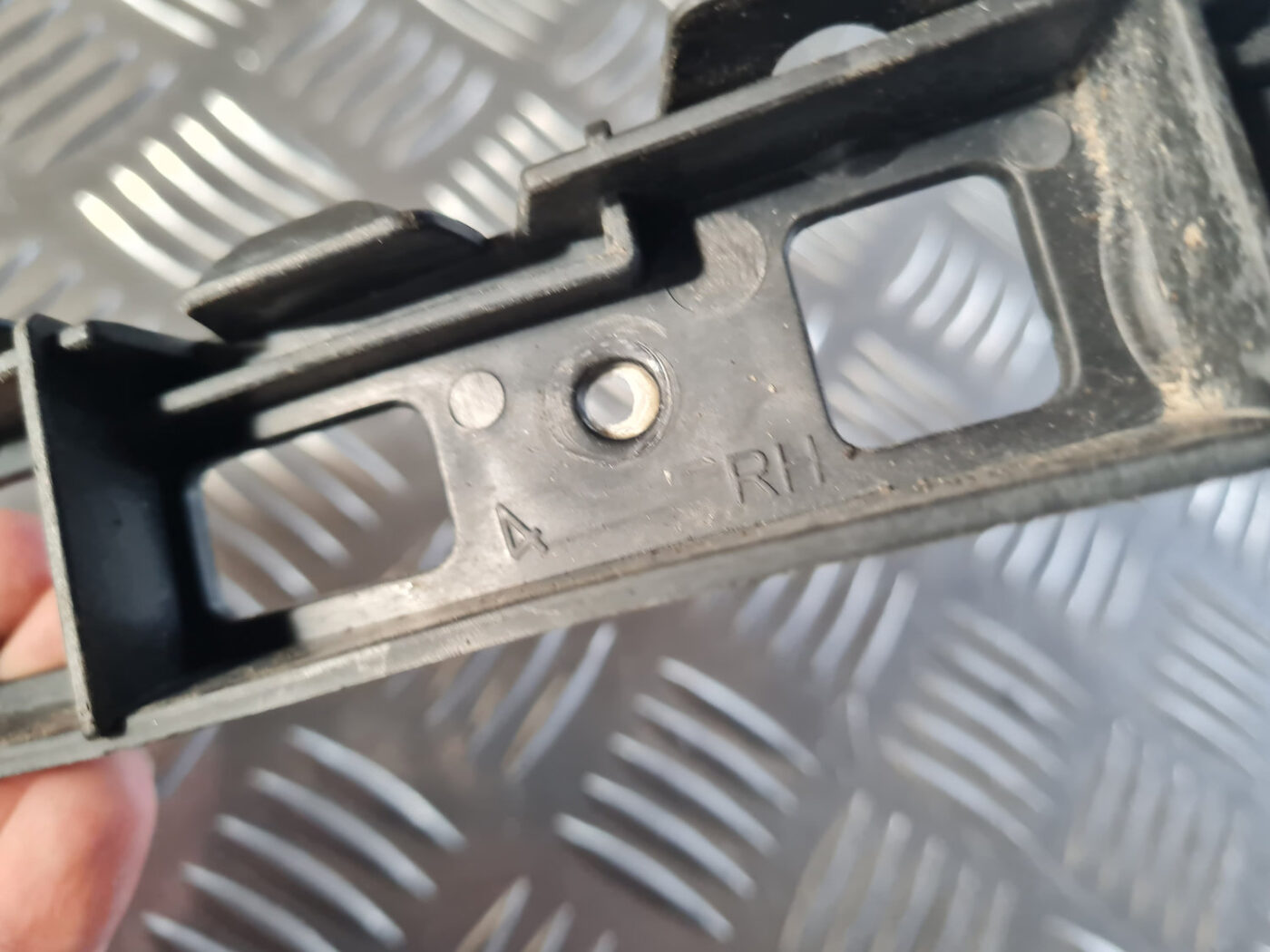 Aizmugurēja bufera kronšteins priekš OPEL INSIGNIA 2010 4 Aizmugurēja bufera kronšteins priekš OPEL INSIGNIA 2010