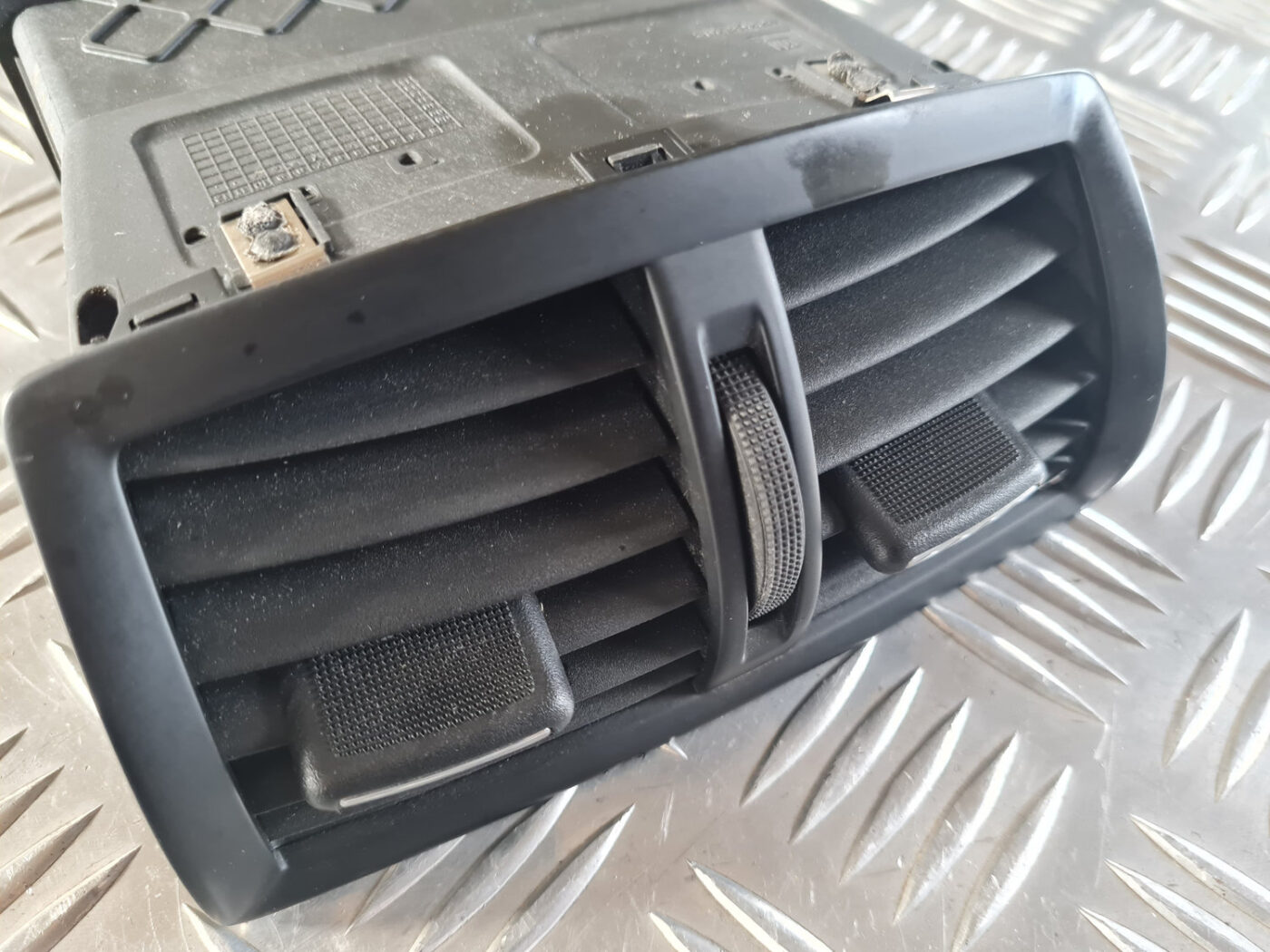 Centrālās konsoles gaisa vads priekš OPEL INSIGNIA 2010 2 Centrālās konsoles gaisa vads priekš OPEL INSIGNIA 2010