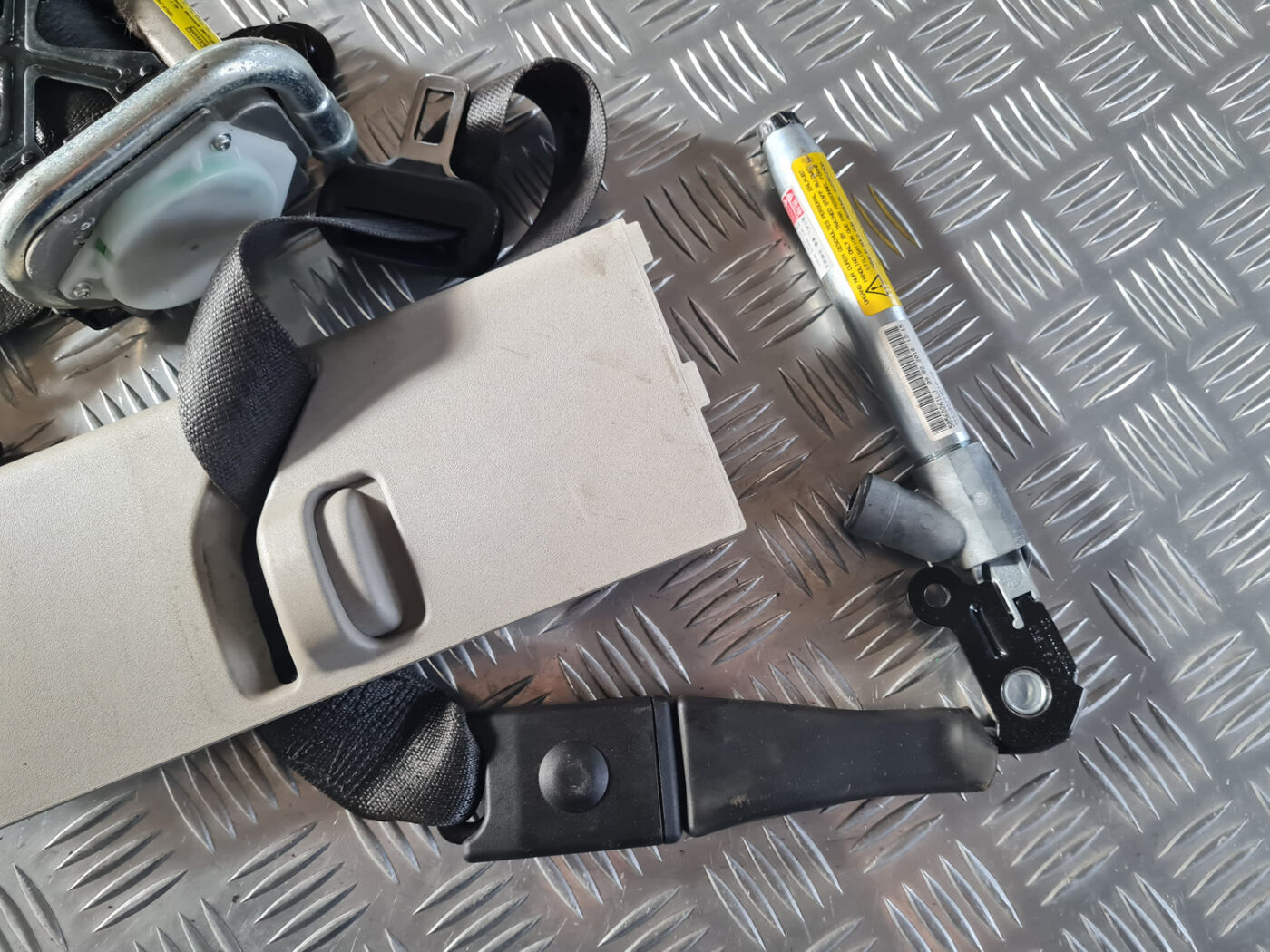 Priekšējā labā drošības josta priekš OPEL INSIGNIA 2010 2 Priekšējā labā drošības josta priekš OPEL INSIGNIA 2010