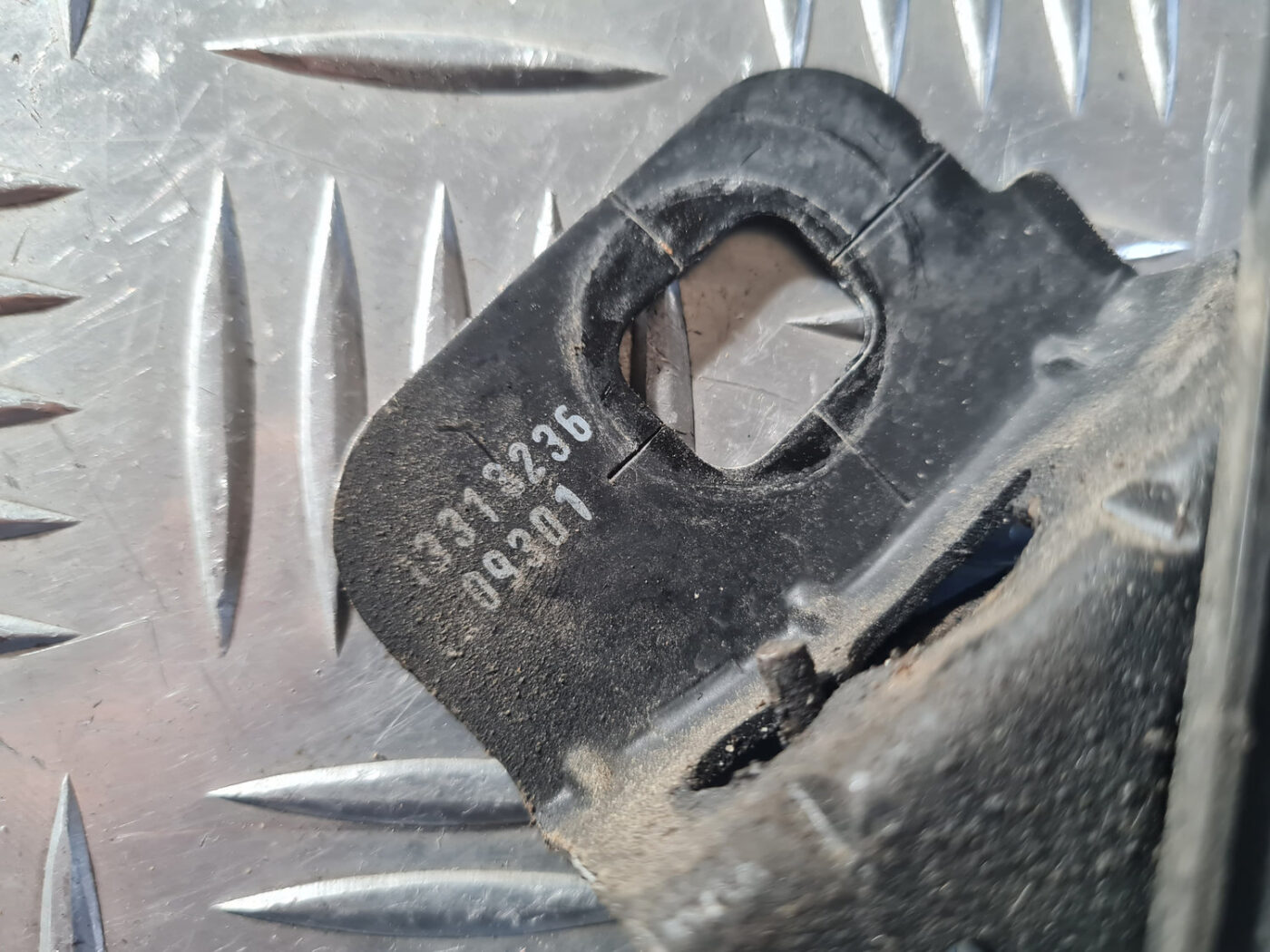 Pārsega atveršanas rokturis priekš OPEL INSIGNIA 2010 4 Pārsega atveršanas rokturis priekš OPEL INSIGNIA 2010