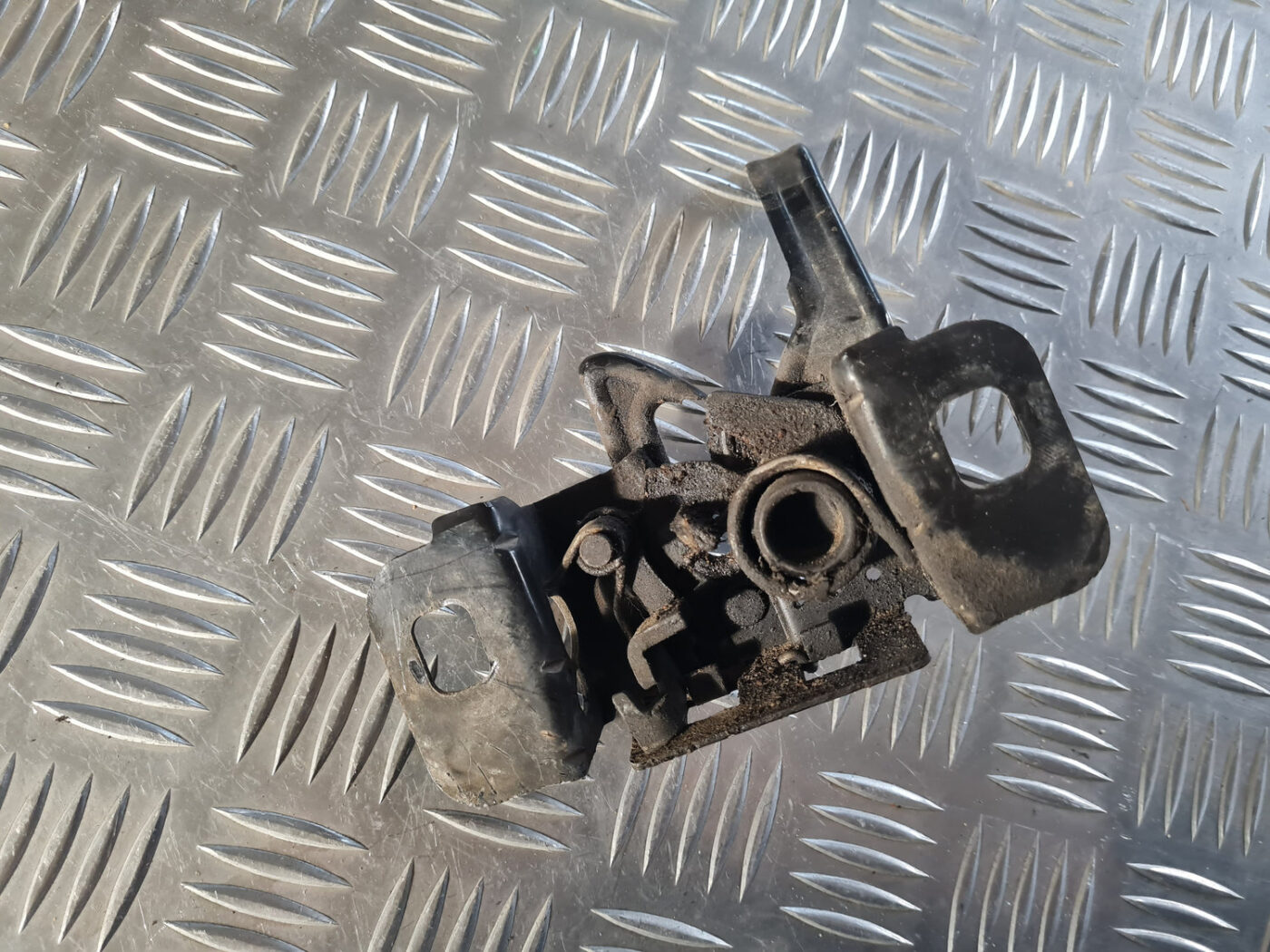 Pārsega atveršanas rokturis priekš OPEL INSIGNIA 2010 3 Pārsega atveršanas rokturis priekš OPEL INSIGNIA 2010