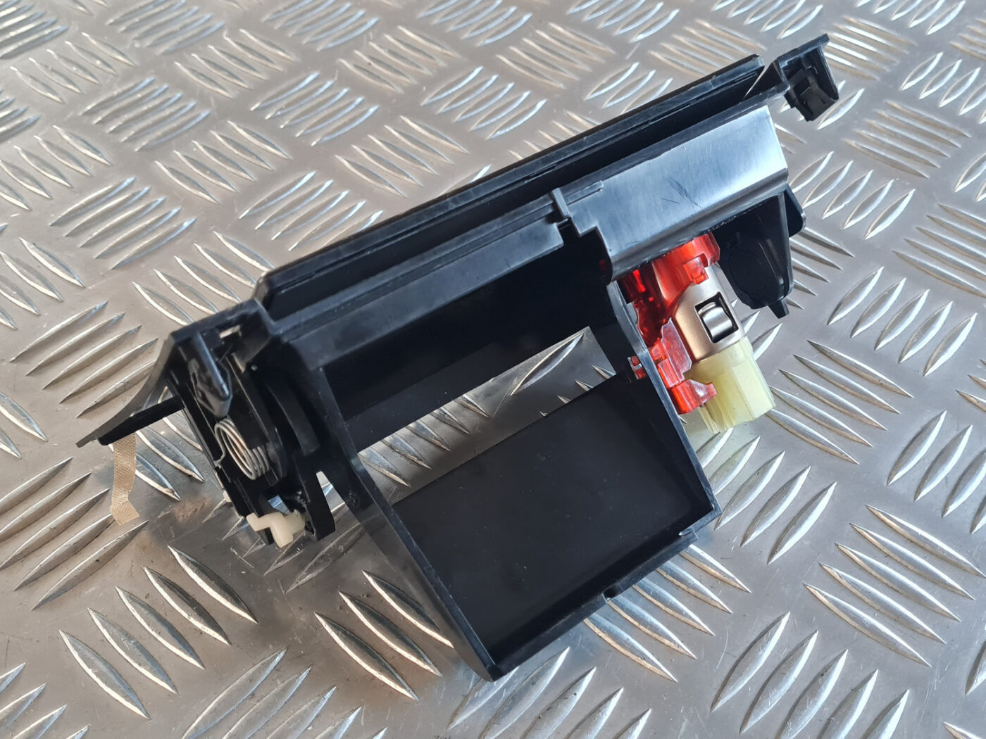 Pelnu trauks priekš OPEL INSIGNIA 2010 4 Pelnu trauks priekš OPEL INSIGNIA 2010