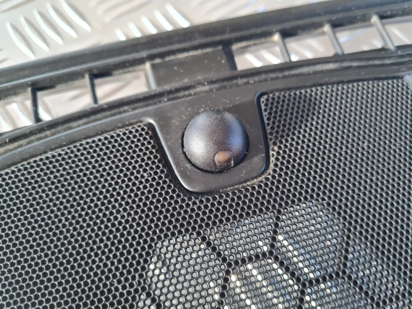 Mērinstrumentu paneļa skaļruņa apdare priekš OPEL INSIGNIA 2010 11 Mērinstrumentu paneļa skaļruņa apdare priekš OPEL INSIGNIA 2010