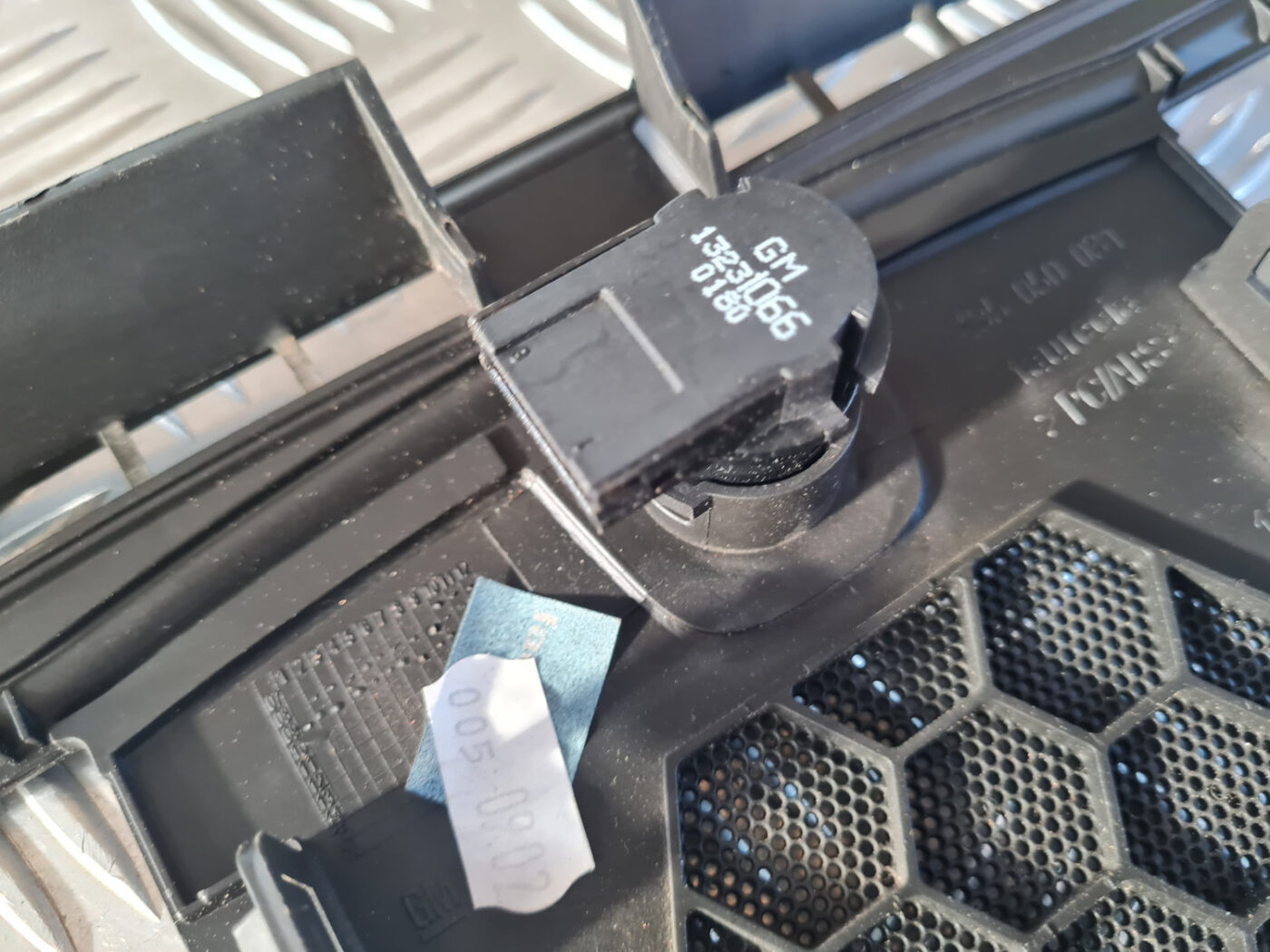 Mērinstrumentu paneļa skaļruņa apdare priekš OPEL INSIGNIA 2010 9 Mērinstrumentu paneļa skaļruņa apdare priekš OPEL INSIGNIA 2010