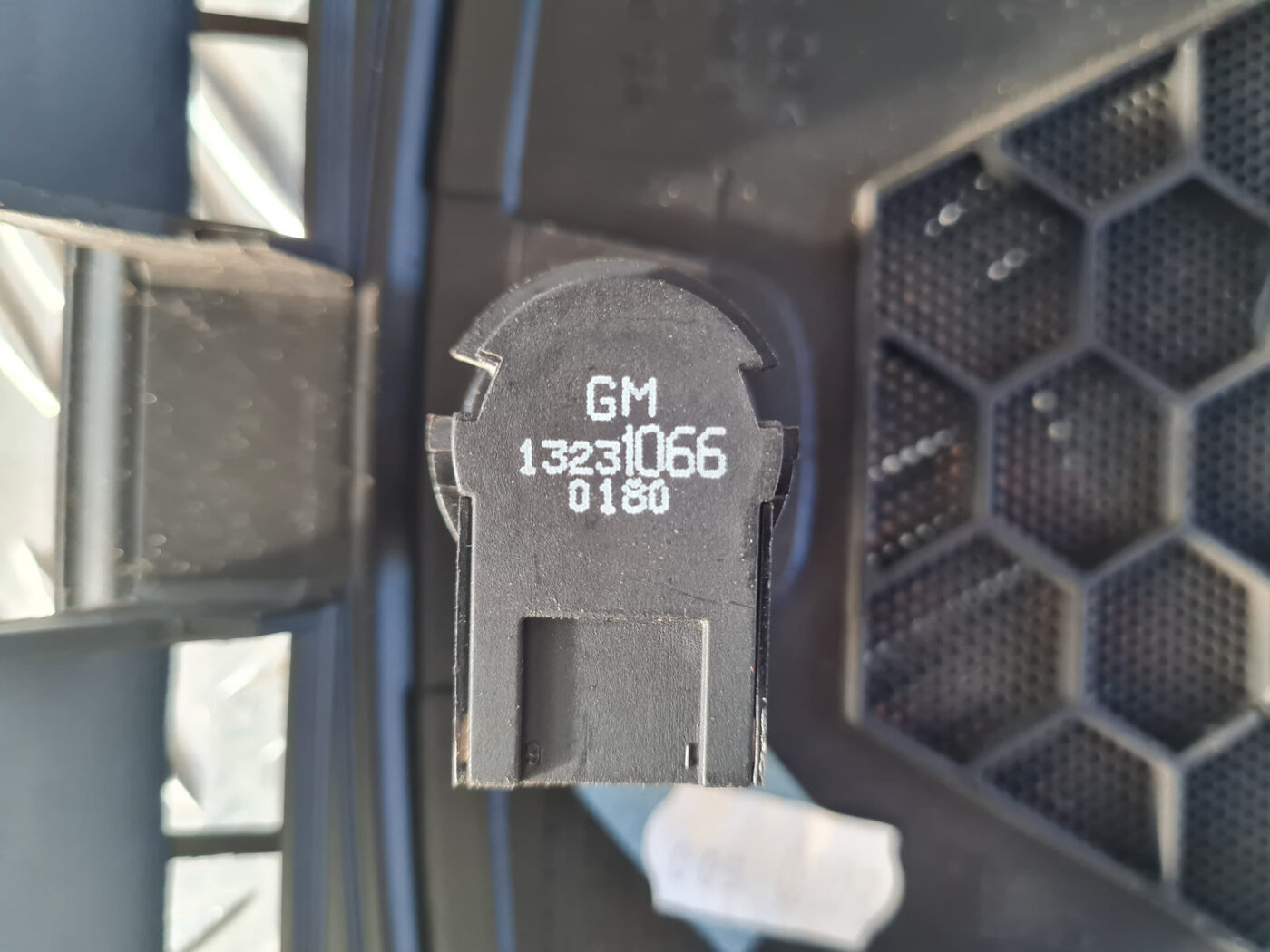 Mērinstrumentu paneļa skaļruņa apdare priekš OPEL INSIGNIA 2010 8 Mērinstrumentu paneļa skaļruņa apdare priekš OPEL INSIGNIA 2010