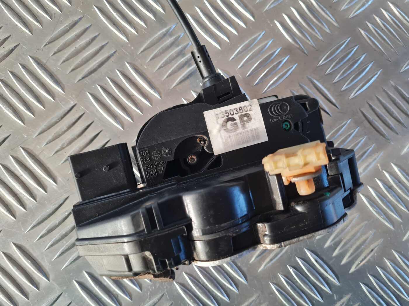 Priekšējo labo durvju slēdzene priekš OPEL INSIGNIA 2010 2 Priekšējo labo durvju slēdzene priekš OPEL INSIGNIA 2010