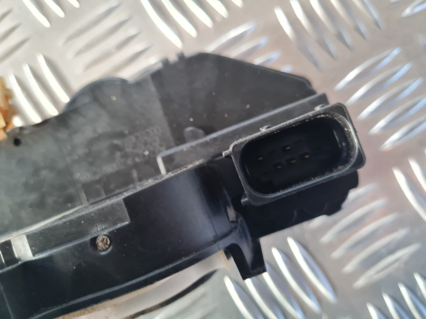 Priekšējo labo durvju slēdzene priekš OPEL INSIGNIA 2010 3 Priekšējo labo durvju slēdzene priekš OPEL INSIGNIA 2010