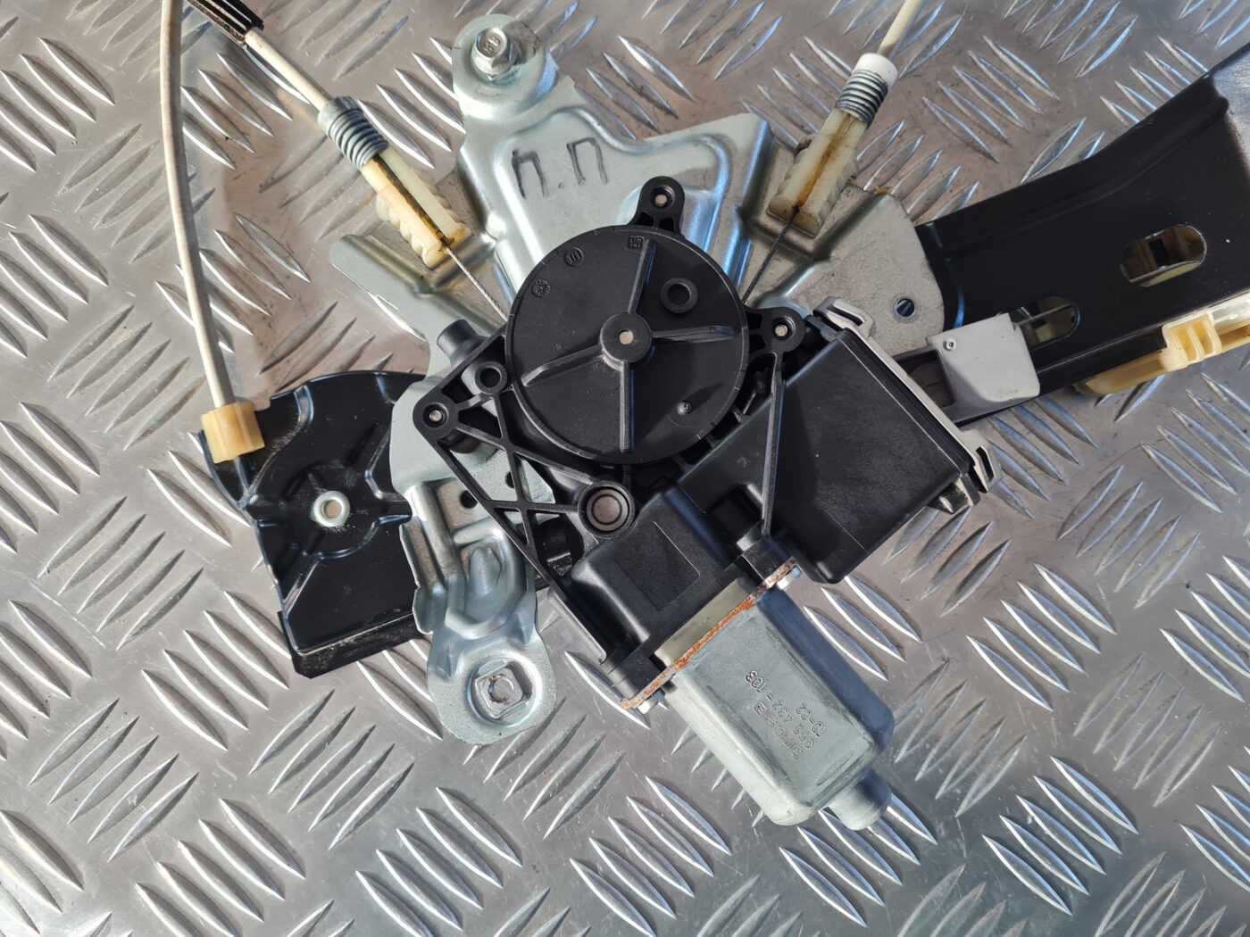 Stikla pacelšanas mehānisms priekšējais labais priekš OPEL INSIGNIA 2010 2 Stikla pacelšanas mehānisms priekšējais labais priekš OPEL INSIGNIA 2010