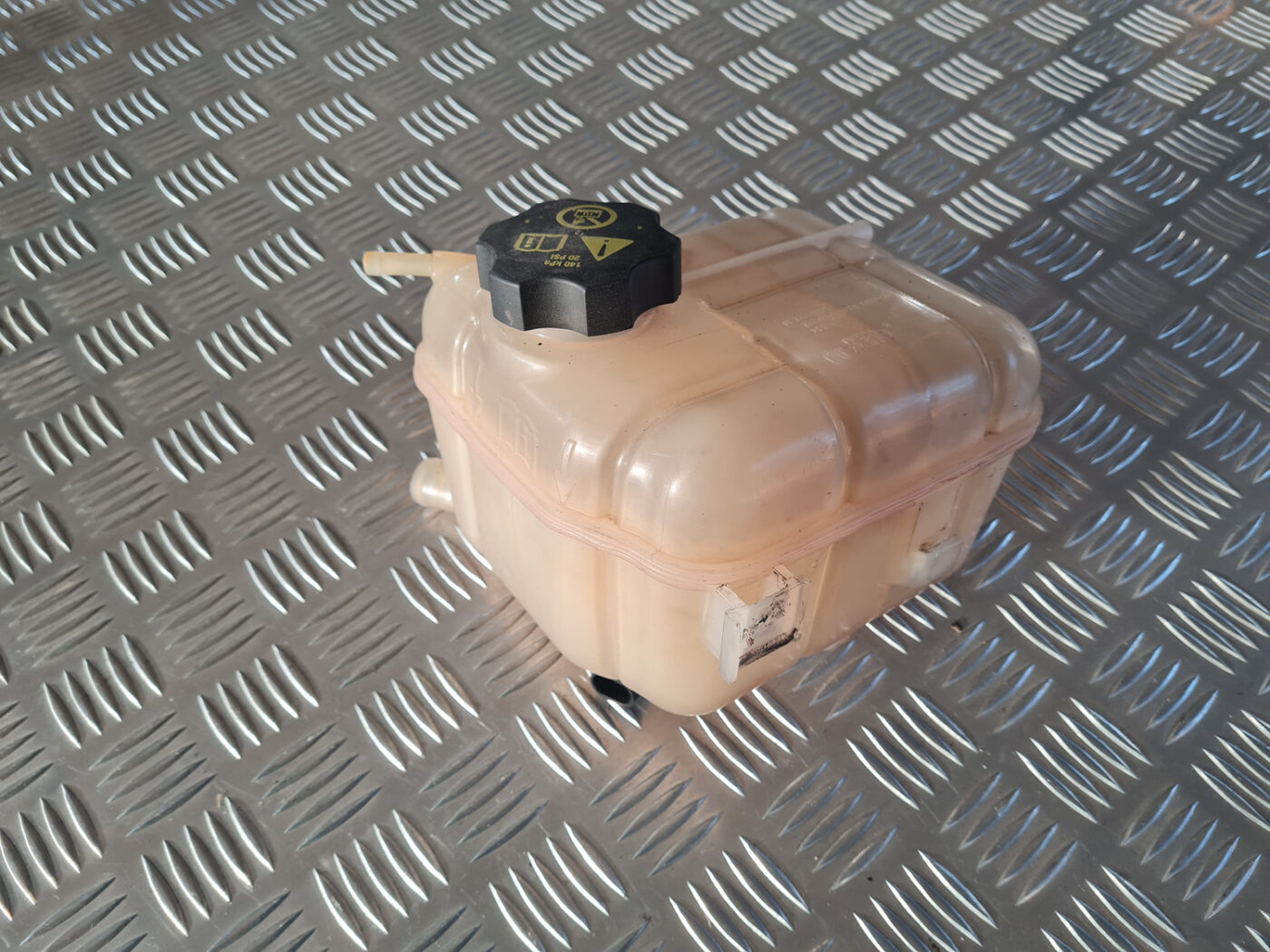 Dzesēšanas šķidruma tvertne priekš OPEL INSIGNIA 2010 2 Dzesēšanas šķidruma tvertne priekš OPEL INSIGNIA 2010