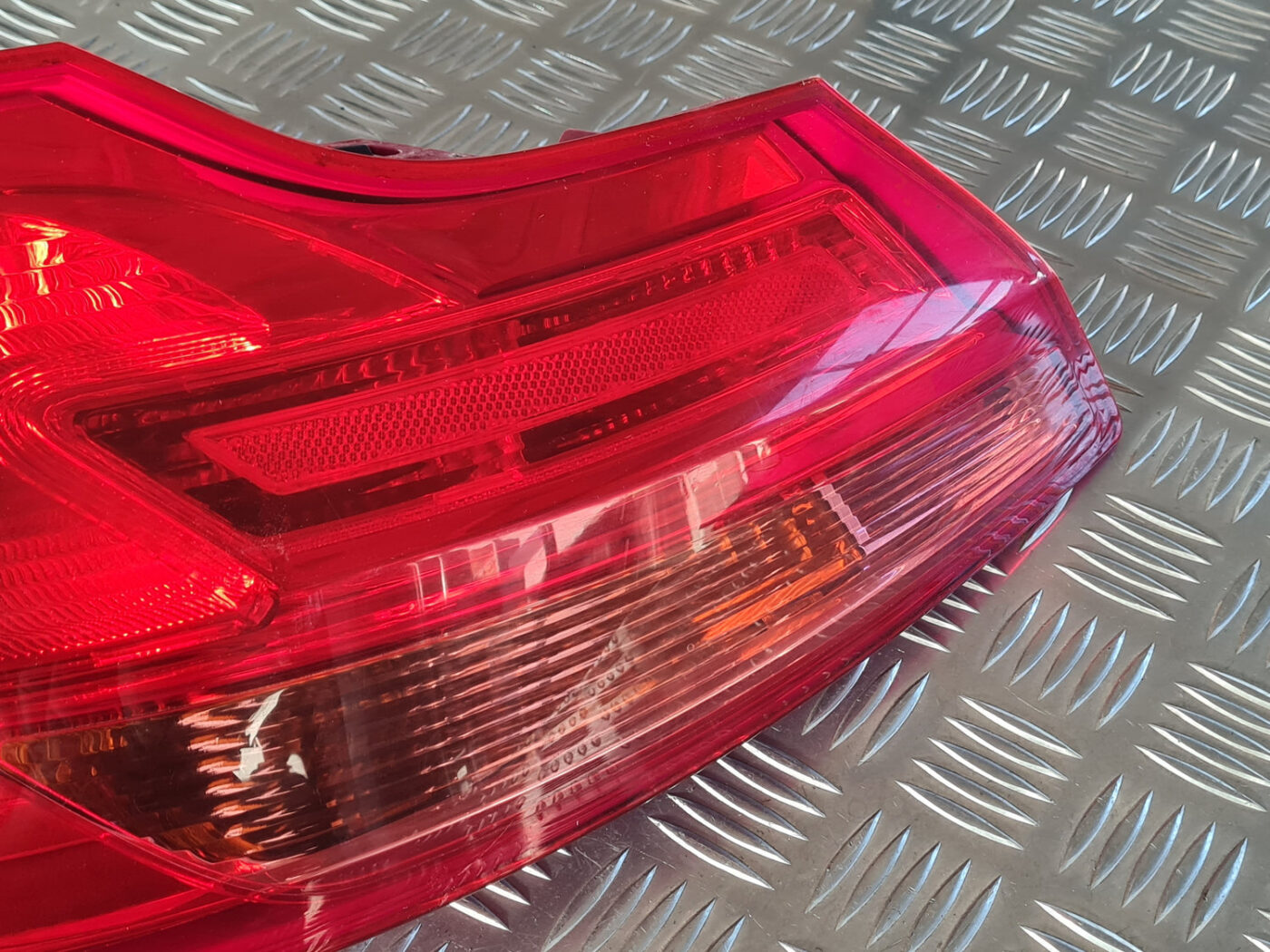 Bagāžnieka vāka kreisais lukturis priekš OPEL INSIGNIA 2010 2 Bagāžnieka vāka kreisais lukturis priekš OPEL INSIGNIA 2010