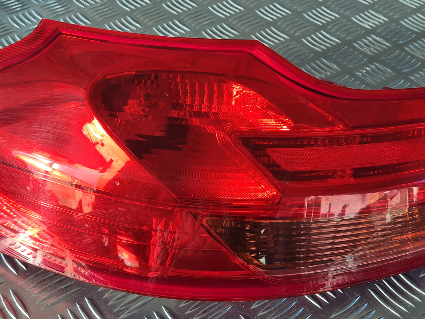 Bagāžnieka vāka kreisais lukturis priekš OPEL INSIGNIA 2010 9 Bagāžnieka vāka kreisais lukturis priekš OPEL INSIGNIA 2010