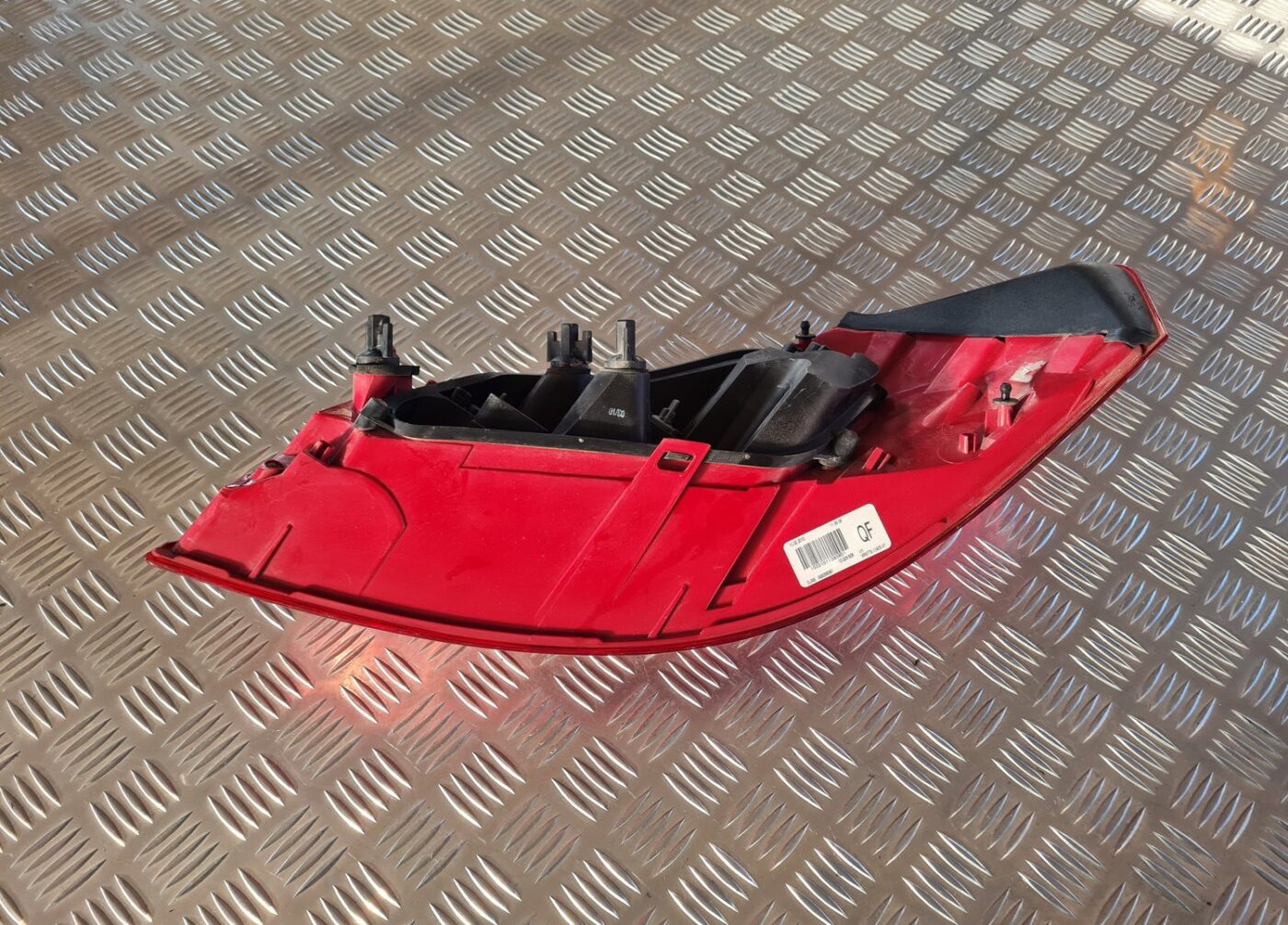 Bagāžnieka vāka kreisais lukturis priekš OPEL INSIGNIA 2010 6 Bagāžnieka vāka kreisais lukturis priekš OPEL INSIGNIA 2010