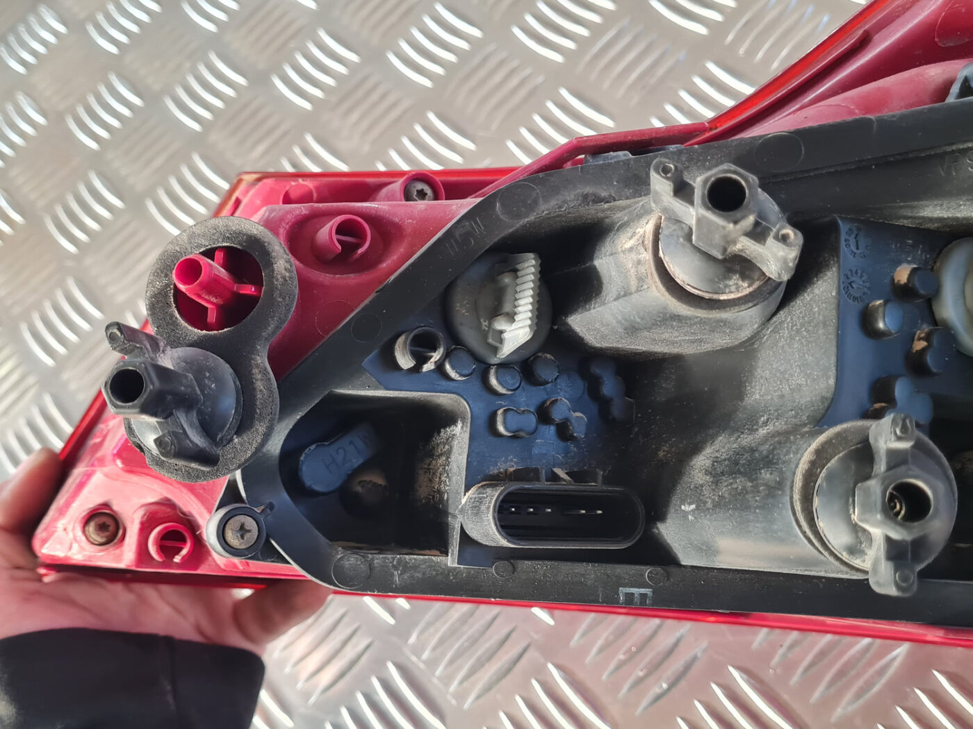 Bagāžnieka vāka kreisais lukturis priekš OPEL INSIGNIA 2010 4 Bagāžnieka vāka kreisais lukturis priekš OPEL INSIGNIA 2010