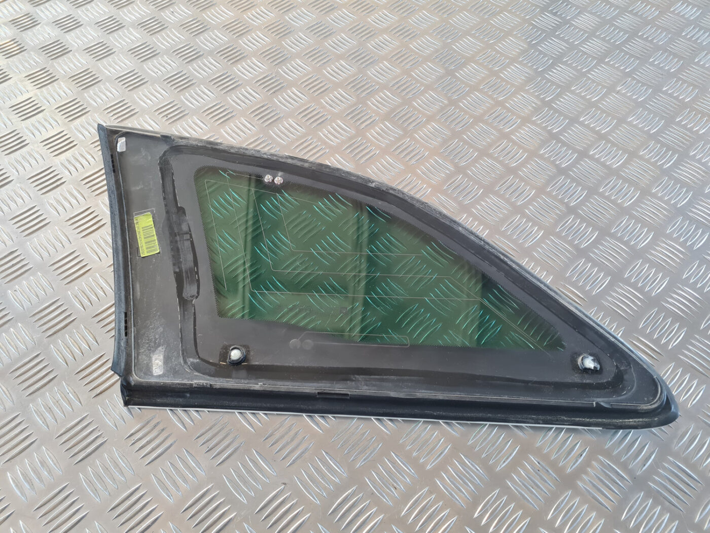 Aizmugurējais labais sānu stikls priekš OPEL INSIGNIA 2010 6 Aizmugurējais labais sānu stikls priekš OPEL INSIGNIA 2010