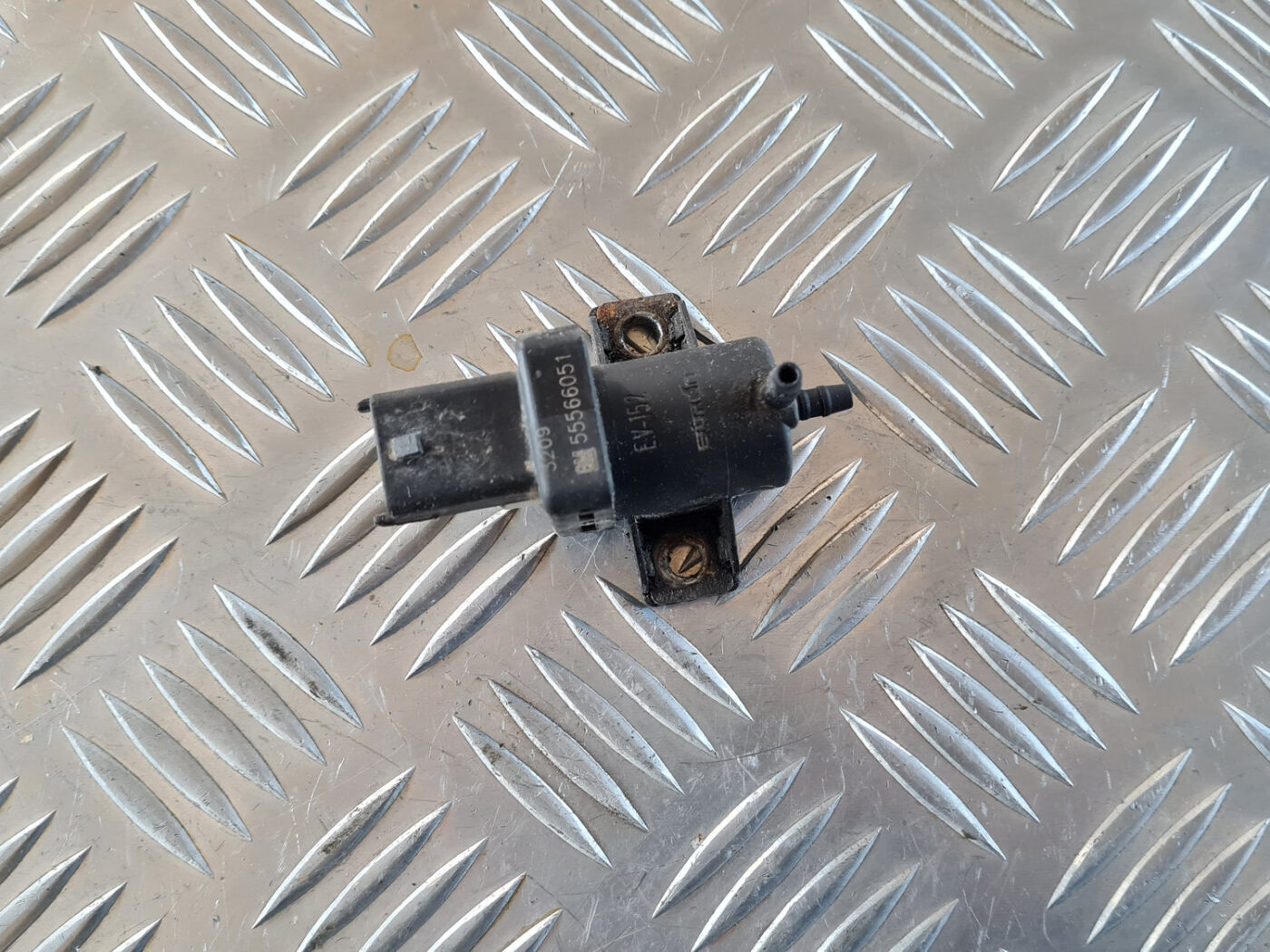 Izplūdes solenoīda vārsts priekš OPEL INSIGNIA 2010 1 Izplūdes solenoīda vārsts priekš OPEL INSIGNIA 2010