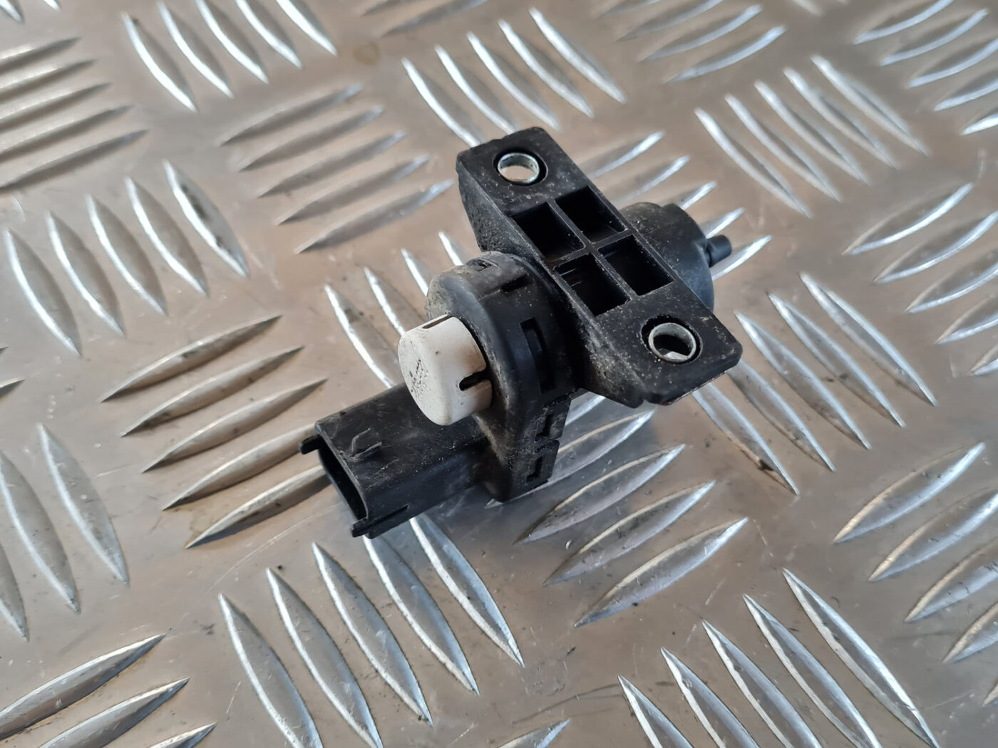 Izplūdes solenoīda vārsts priekš OPEL INSIGNIA 2010 5 Izplūdes solenoīda vārsts priekš OPEL INSIGNIA 2010