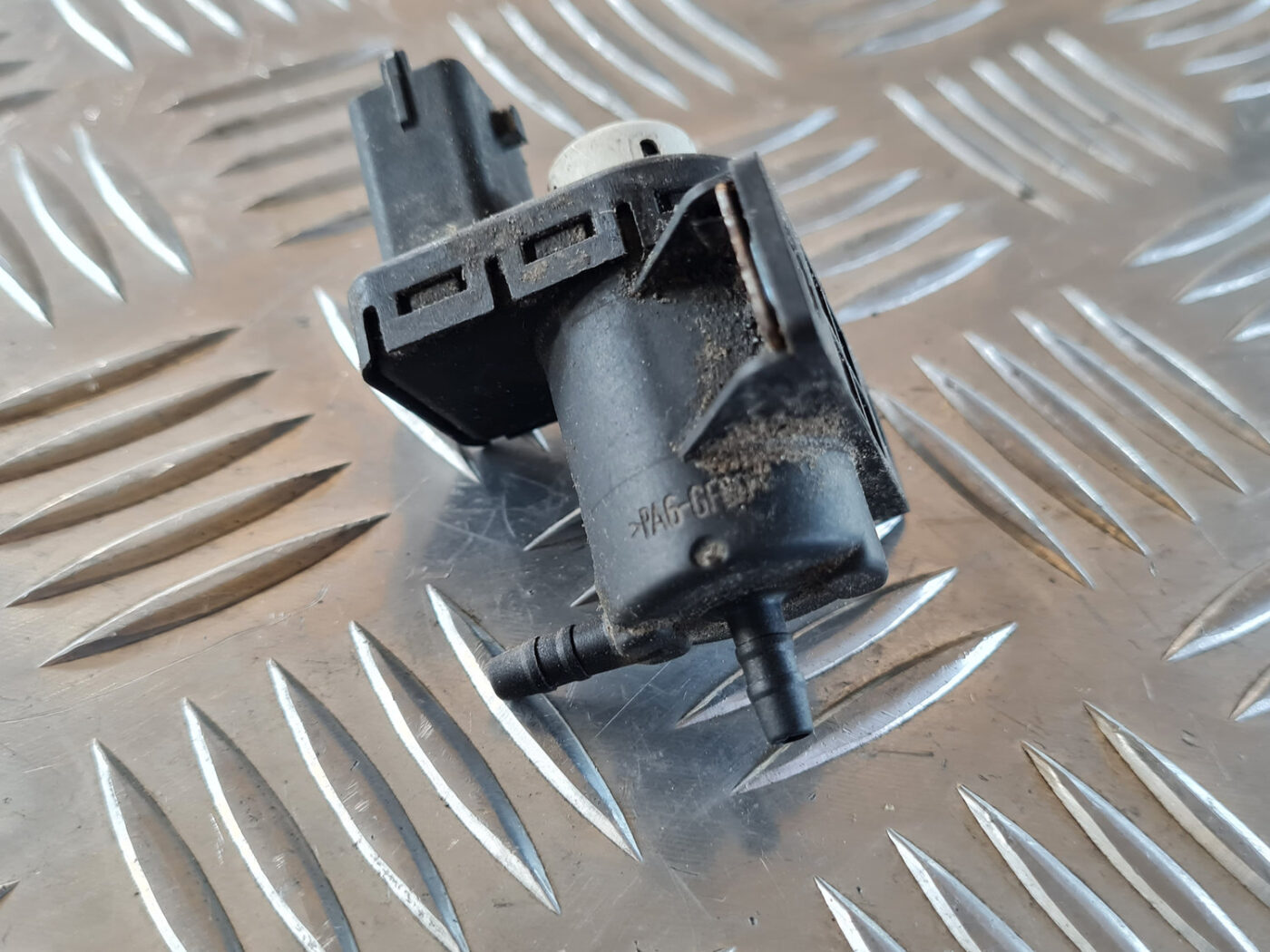 Izplūdes solenoīda vārsts priekš OPEL INSIGNIA 2010 4 Izplūdes solenoīda vārsts priekš OPEL INSIGNIA 2010