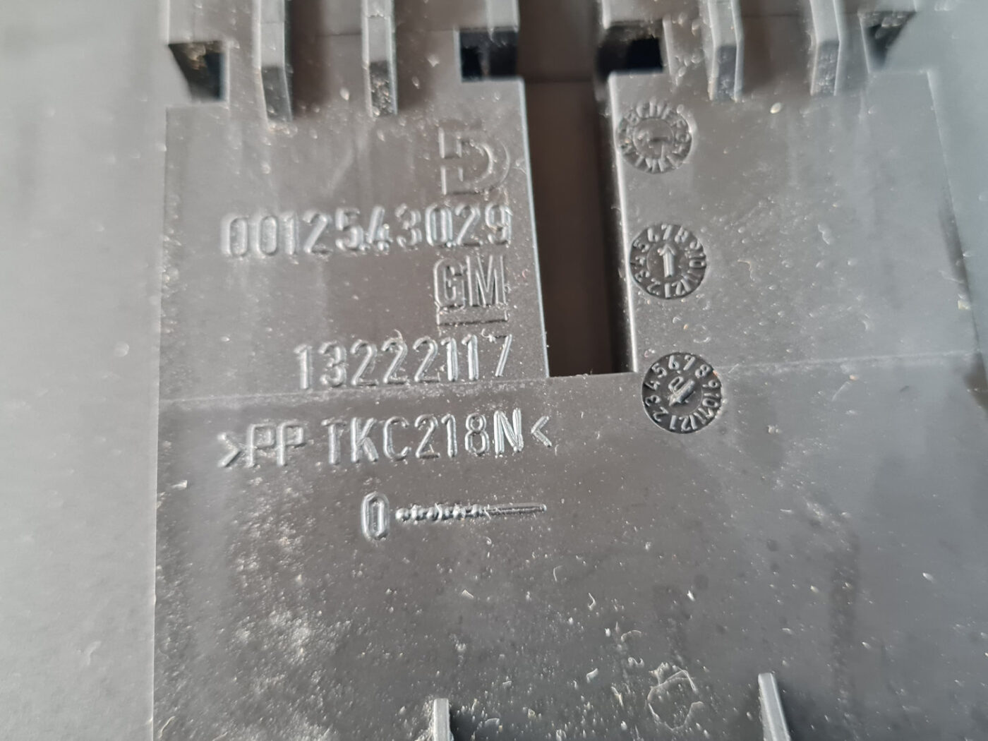 Centrālās konsoles nodalījums priekš OPEL INSIGNIA 2010 8 Centrālās konsoles nodalījums priekš OPEL INSIGNIA 2010