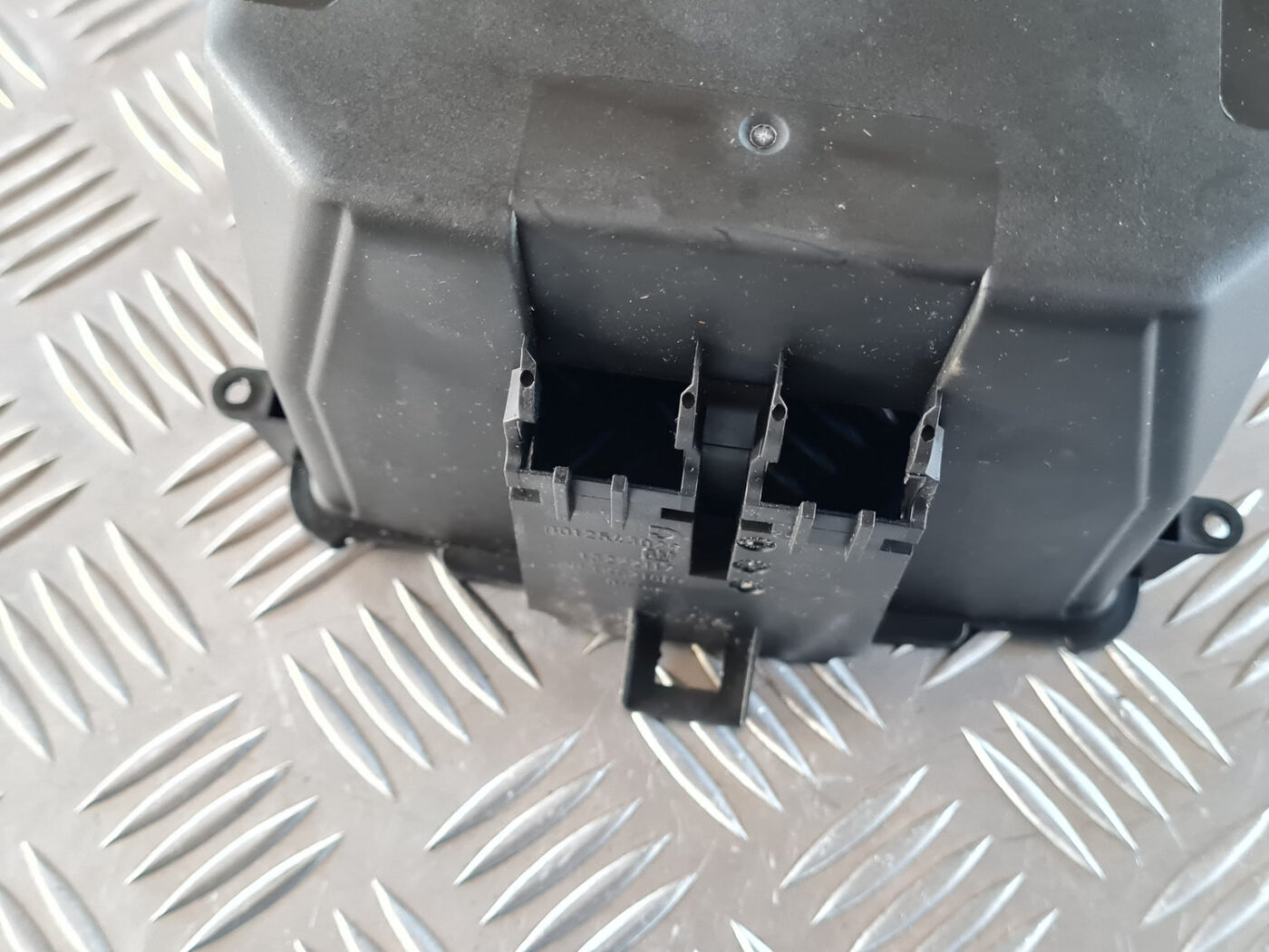 Centrālās konsoles nodalījums priekš OPEL INSIGNIA 2010 7 Centrālās konsoles nodalījums priekš OPEL INSIGNIA 2010