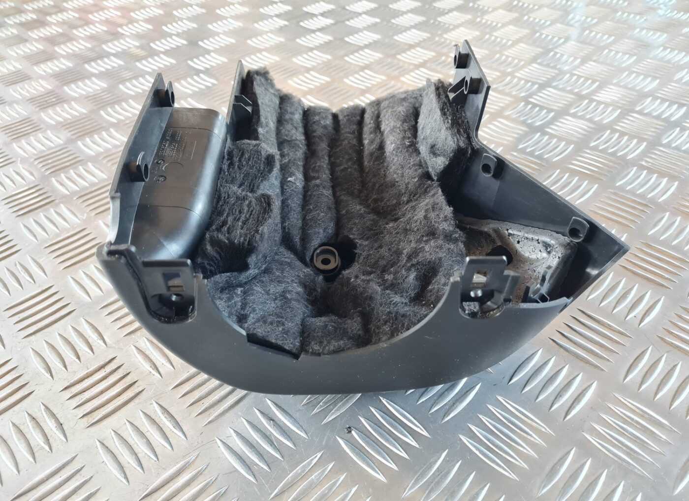 Stūres statnes putekļu aizsargs (salonā) priekš OPEL INSIGNIA 2010 5 Stūres statnes putekļu aizsargs (salonā) priekš OPEL INSIGNIA 2010