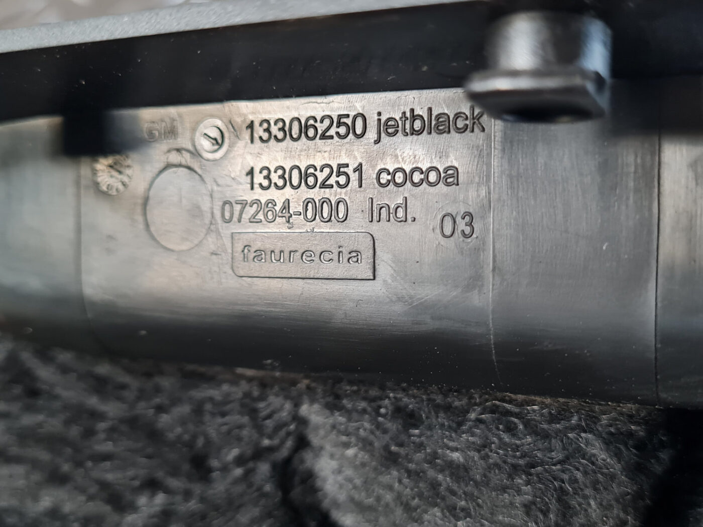 Stūres statnes putekļu aizsargs (salonā) priekš OPEL INSIGNIA 2010 4 Stūres statnes putekļu aizsargs (salonā) priekš OPEL INSIGNIA 2010