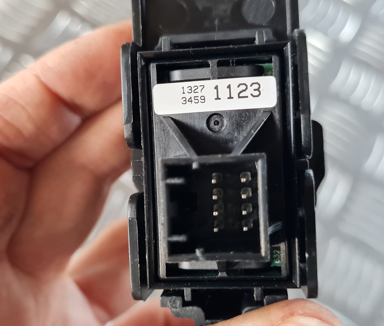 Stāvbremzes ieslēgšanas poga priekš OPEL INSIGNIA 2010 4 Stāvbremzes ieslēgšanas poga priekš OPEL INSIGNIA 2010