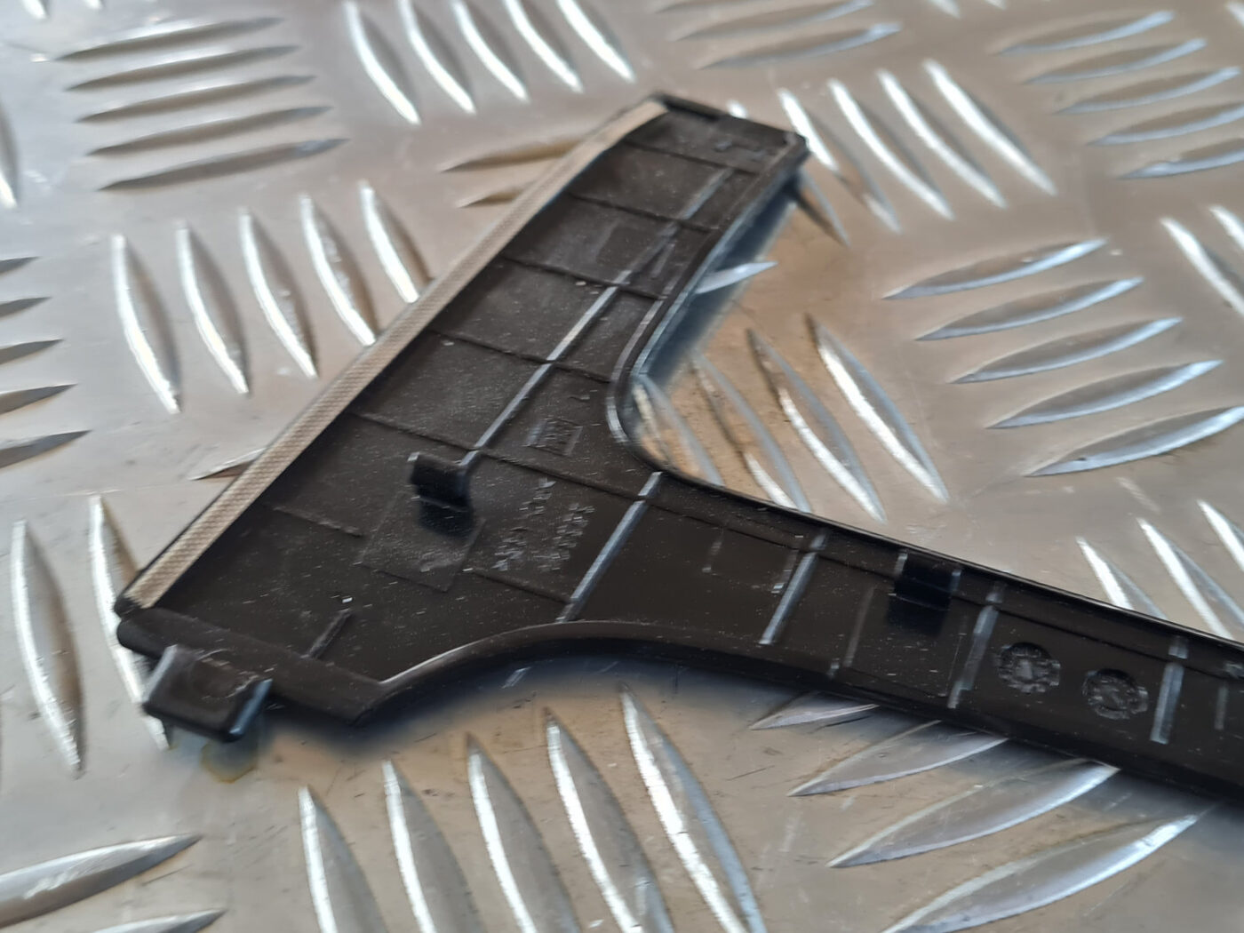 Mērinstrumentu paneļa dekoratīvais rāmis priekš OPEL INSIGNIA 2010 8 Mērinstrumentu paneļa dekoratīvais rāmis priekš OPEL INSIGNIA 2010