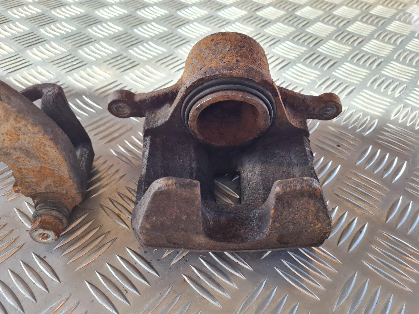 Priekšējais kreisais suports priekš OPEL INSIGNIA 2010 2 Priekšējais kreisais suports priekš OPEL INSIGNIA 2010