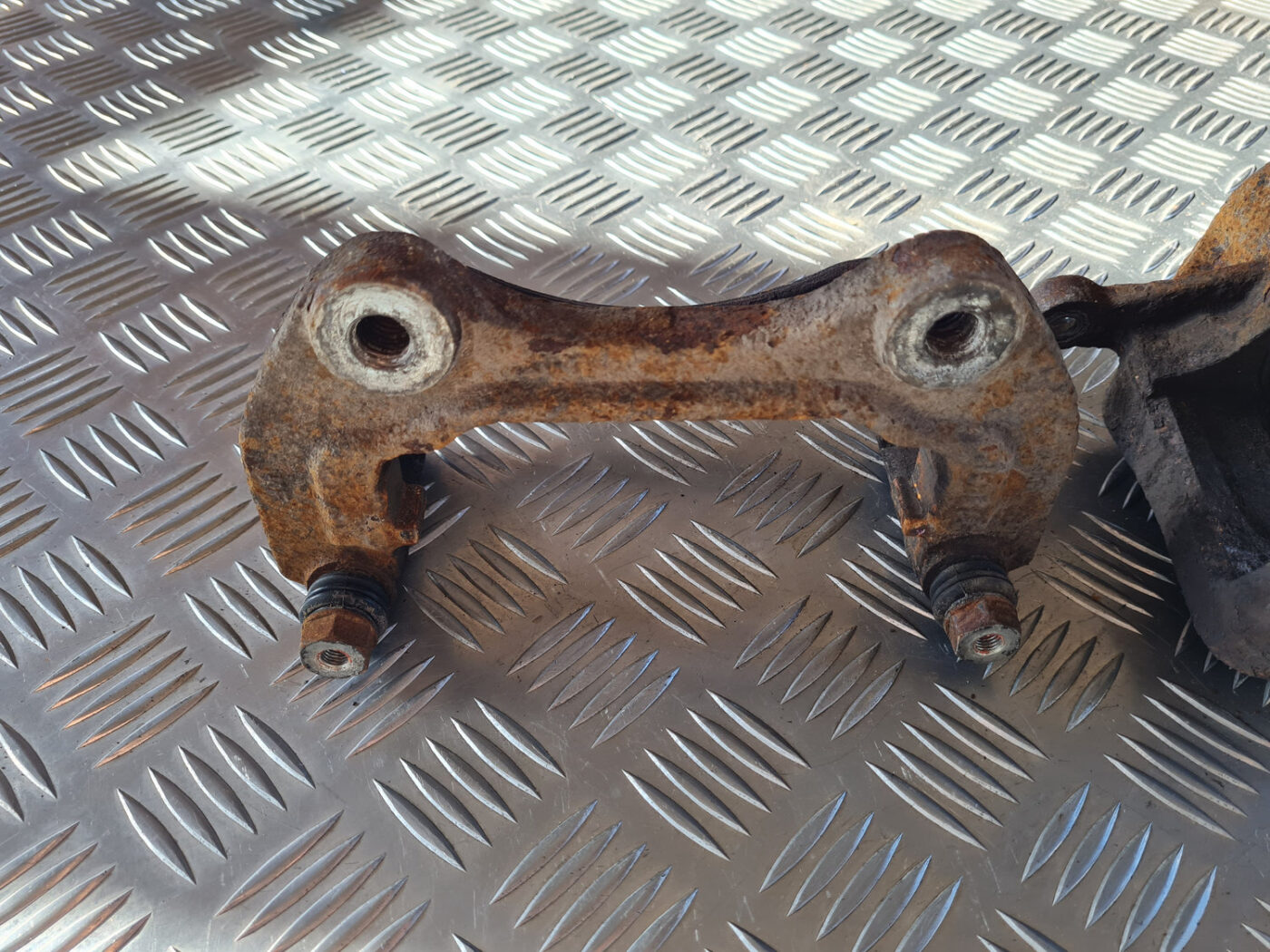 Priekšējais kreisais suports priekš OPEL INSIGNIA 2010 6 Priekšējais kreisais suports priekš OPEL INSIGNIA 2010