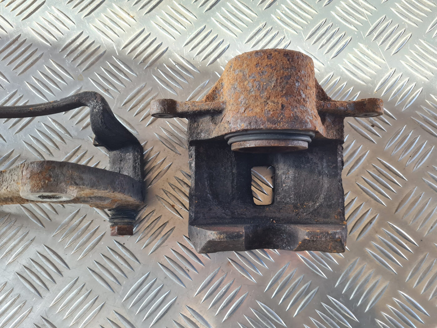 Priekšējais kreisais suports priekš OPEL INSIGNIA 2010 5 Priekšējais kreisais suports priekš OPEL INSIGNIA 2010