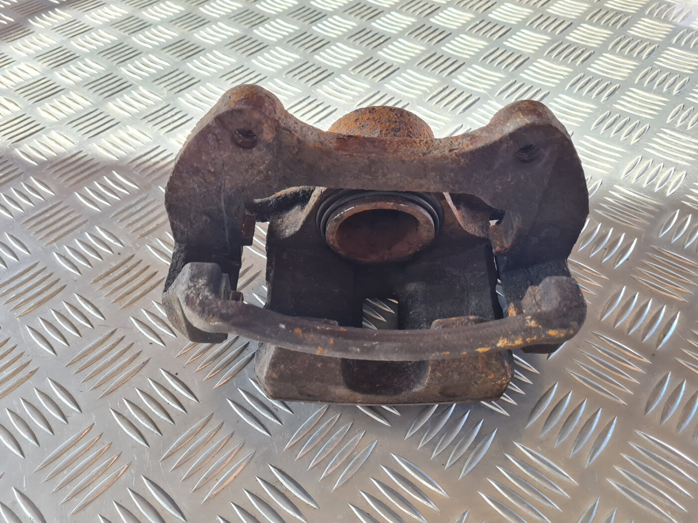 Priekšējais kreisais suports priekš OPEL INSIGNIA 2010 3 Priekšējais kreisais suports priekš OPEL INSIGNIA 2010