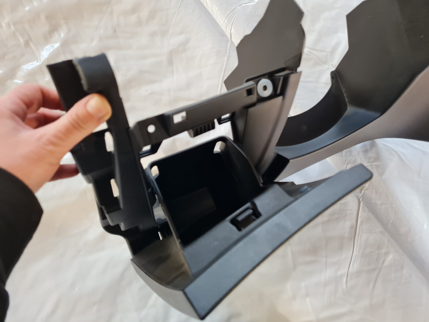 Mērinstrumentu paneļa apdare (zem stūres) priekš OPEL INSIGNIA 2010 2 Mērinstrumentu paneļa apdare (zem stūres) priekš OPEL INSIGNIA 2010