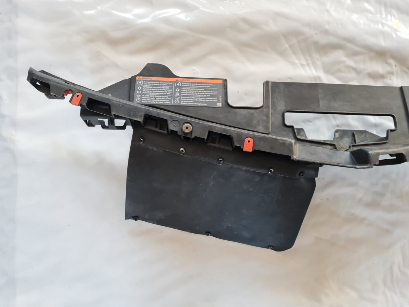 Radiatoru augšēja uzlika priekš OPEL INSIGNIA 2010 2 Radiatoru augšēja uzlika priekš OPEL INSIGNIA 2010