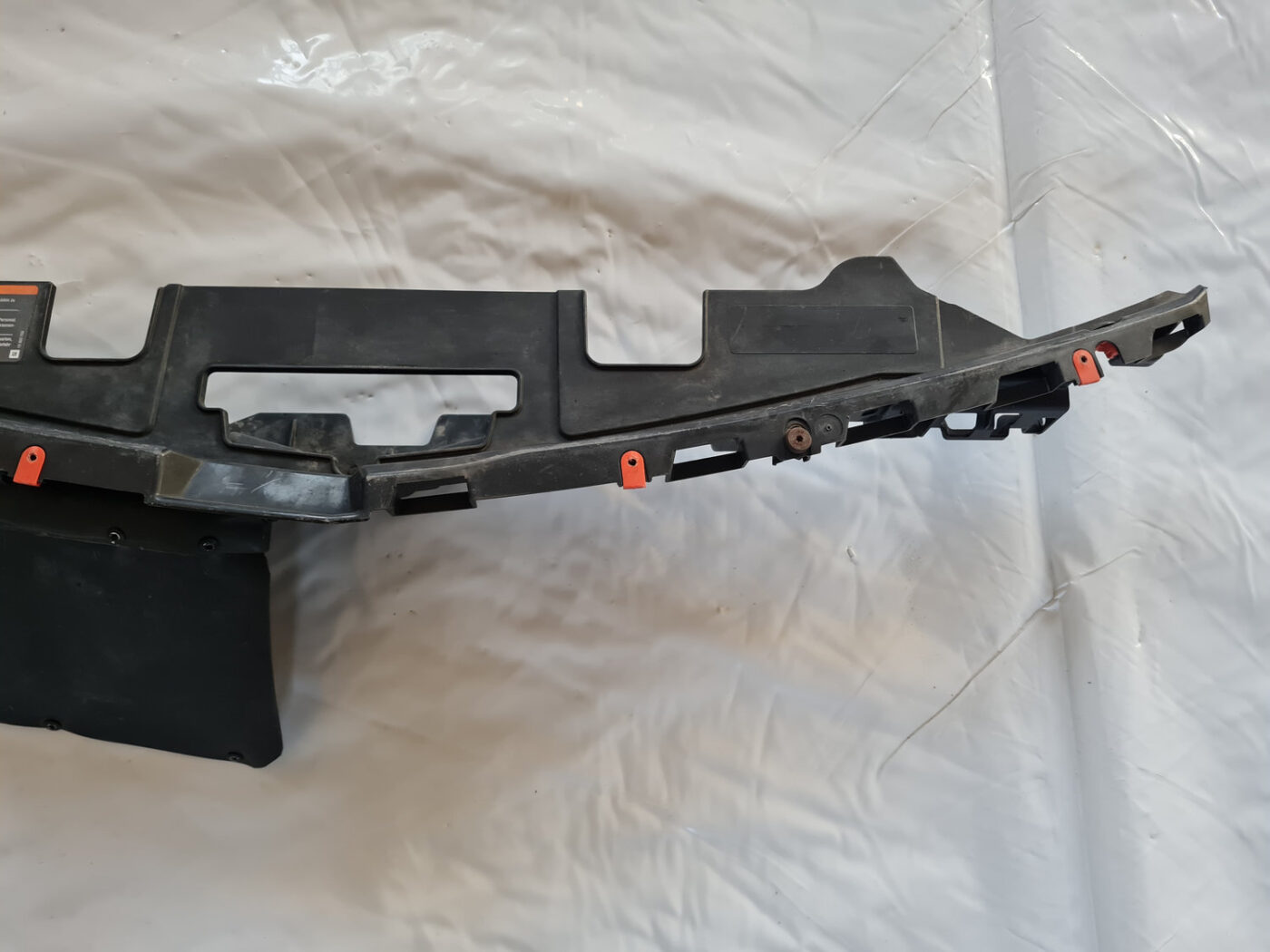 Radiatoru augšēja uzlika priekš OPEL INSIGNIA 2010 8 Radiatoru augšēja uzlika priekš OPEL INSIGNIA 2010