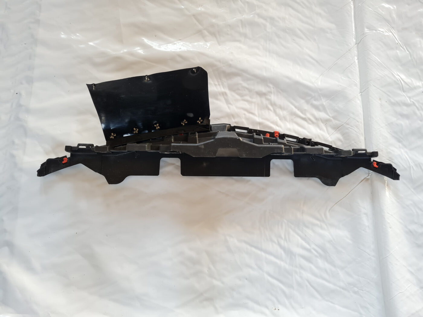 Radiatoru augšēja uzlika priekš OPEL INSIGNIA 2010 7 Radiatoru augšēja uzlika priekš OPEL INSIGNIA 2010