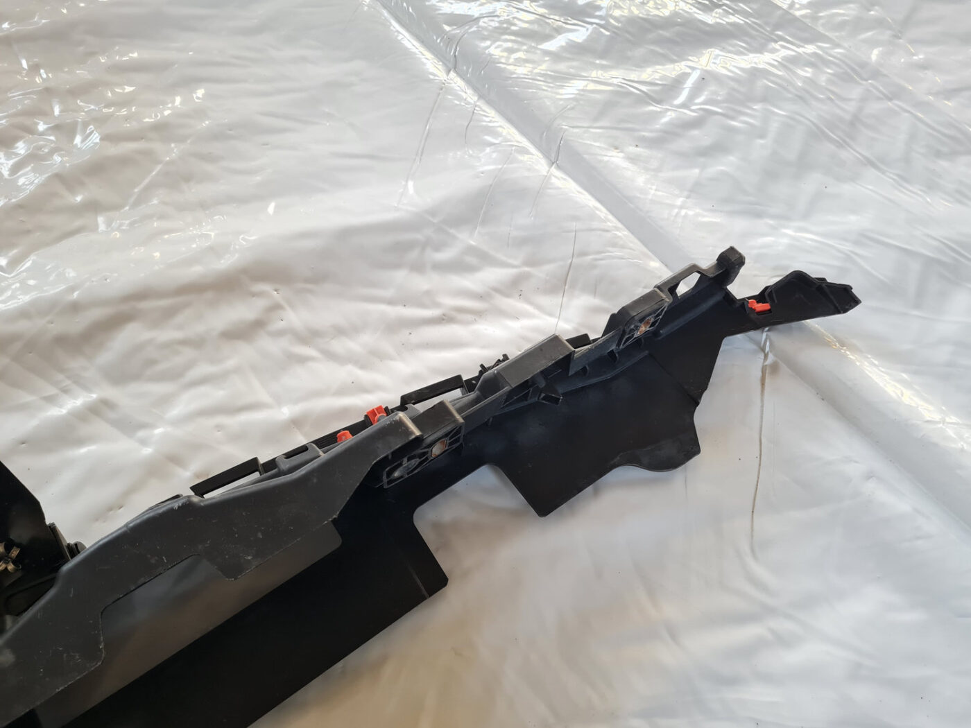 Radiatoru augšēja uzlika priekš OPEL INSIGNIA 2010 4 Radiatoru augšēja uzlika priekš OPEL INSIGNIA 2010