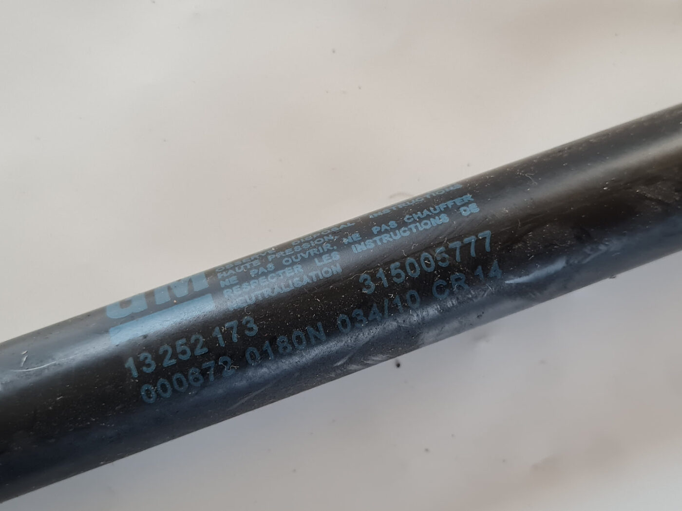 Pārsega amortizators priekš OPEL INSIGNIA 2010 3 Pārsega amortizators priekš OPEL INSIGNIA 2010