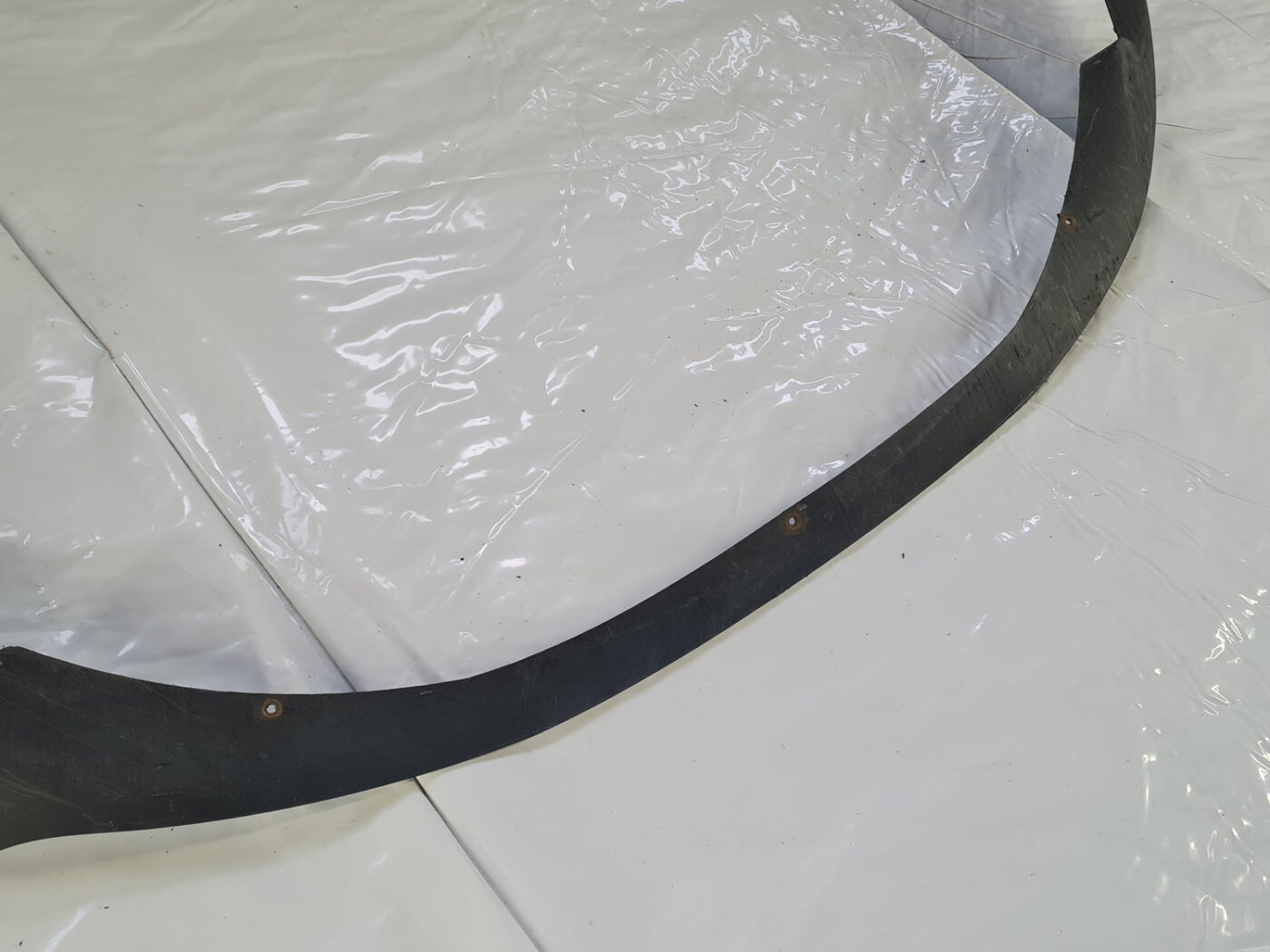 Aizmugurēja bufera spoileris (lūpa) priekš VOLVO S40 2004 Black 19 Aizmugurēja bufera spoileris (lūpa) priekš VOLVO S40 2004 Black