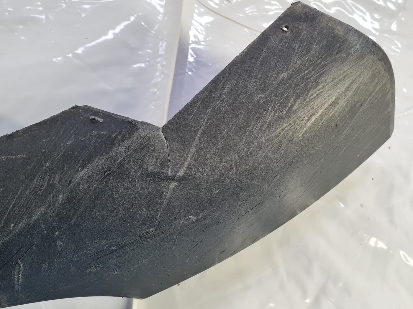 Aizmugurēja bufera spoileris (lūpa) priekš VOLVO S40 2004 Black 17 Aizmugurēja bufera spoileris (lūpa) priekš VOLVO S40 2004 Black