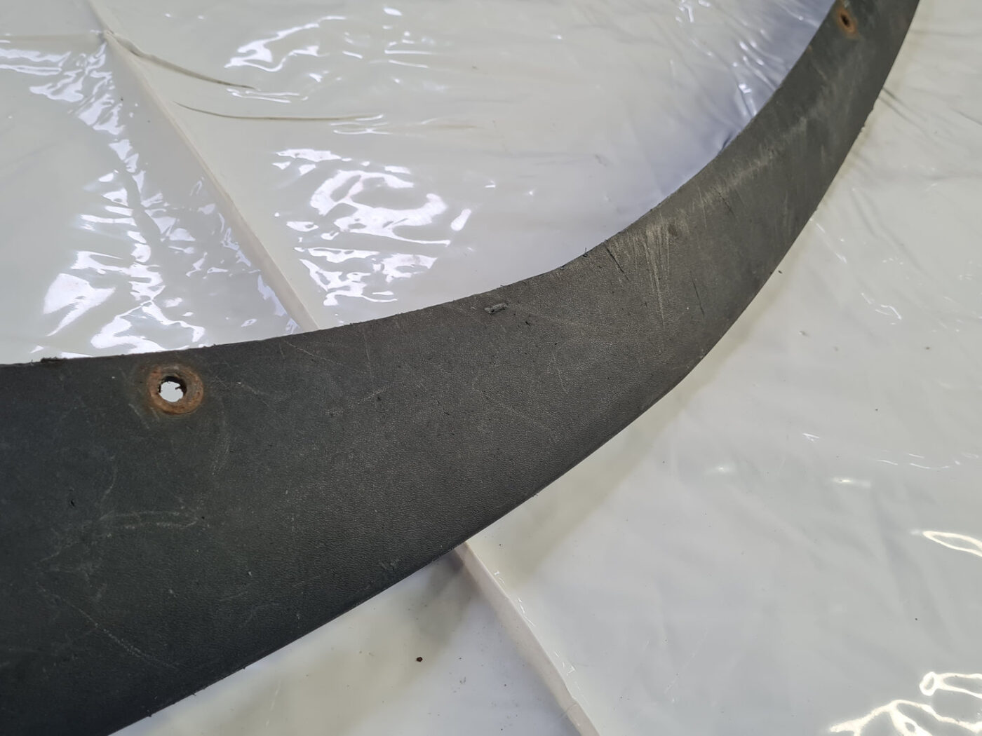 Aizmugurēja bufera spoileris (lūpa) priekš VOLVO S40 2004 Black 12 Aizmugurēja bufera spoileris (lūpa) priekš VOLVO S40 2004 Black