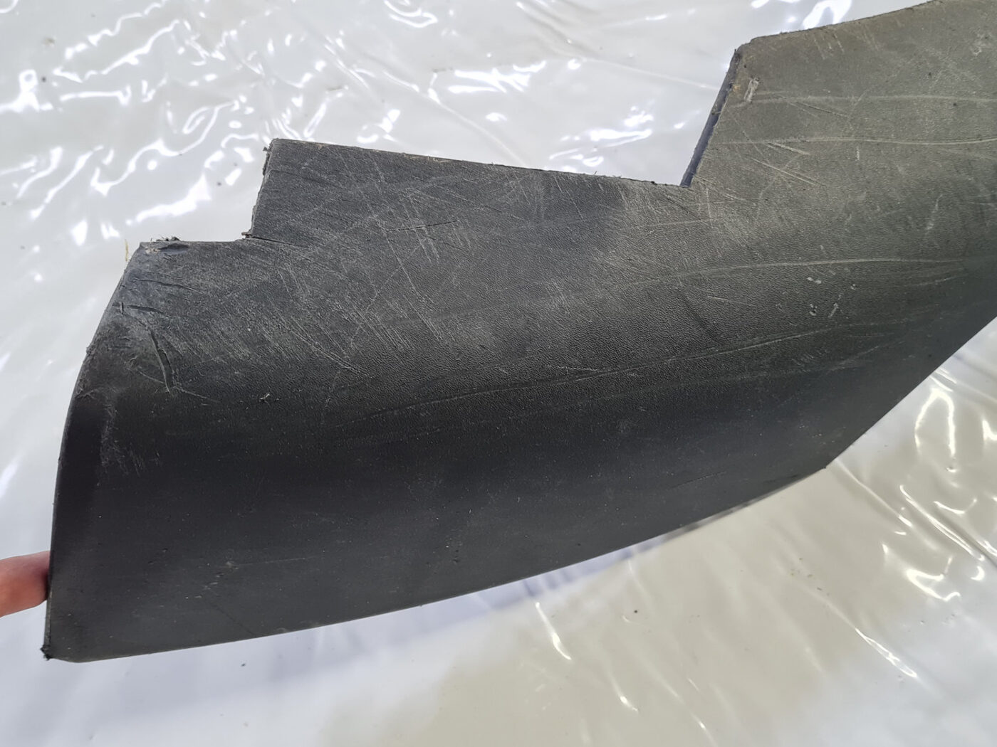 Aizmugurēja bufera spoileris (lūpa) priekš VOLVO S40 2004 Black 11 Aizmugurēja bufera spoileris (lūpa) priekš VOLVO S40 2004 Black