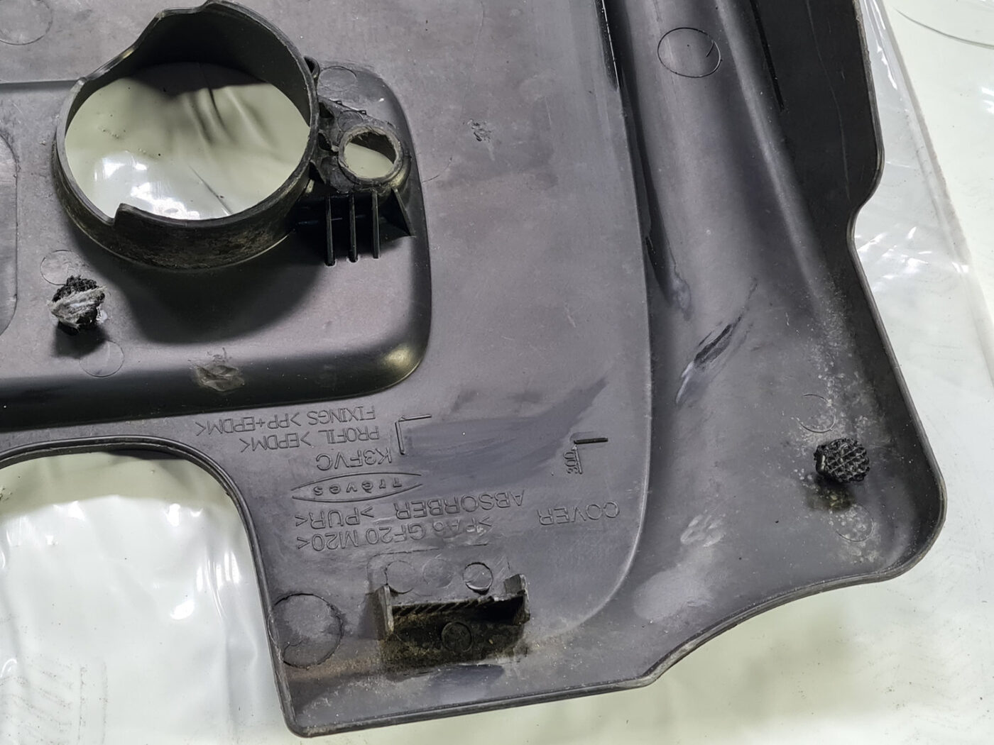 Dzinēja dekoratīvais vāks priekš MAZDA 3 2007 8 Dzinēja dekoratīvais vāks priekš MAZDA 3 2007