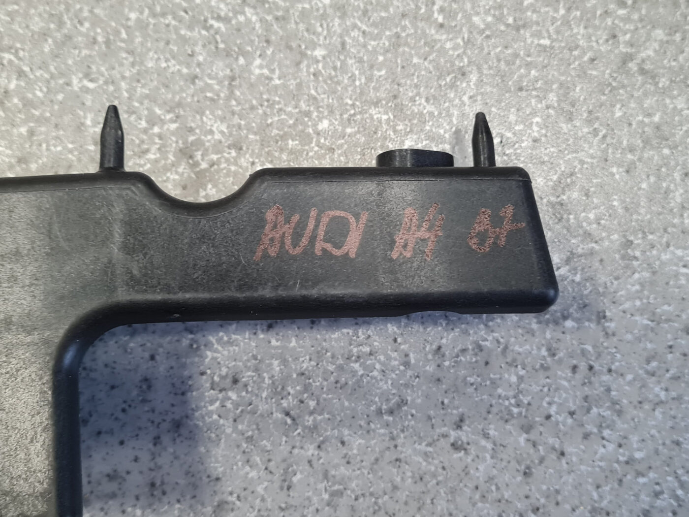 Priekšējā spārna un bufera stiprinājums priekš AUDI A4 2005 4 Priekšējā spārna un bufera stiprinājums priekš AUDI A4 2005