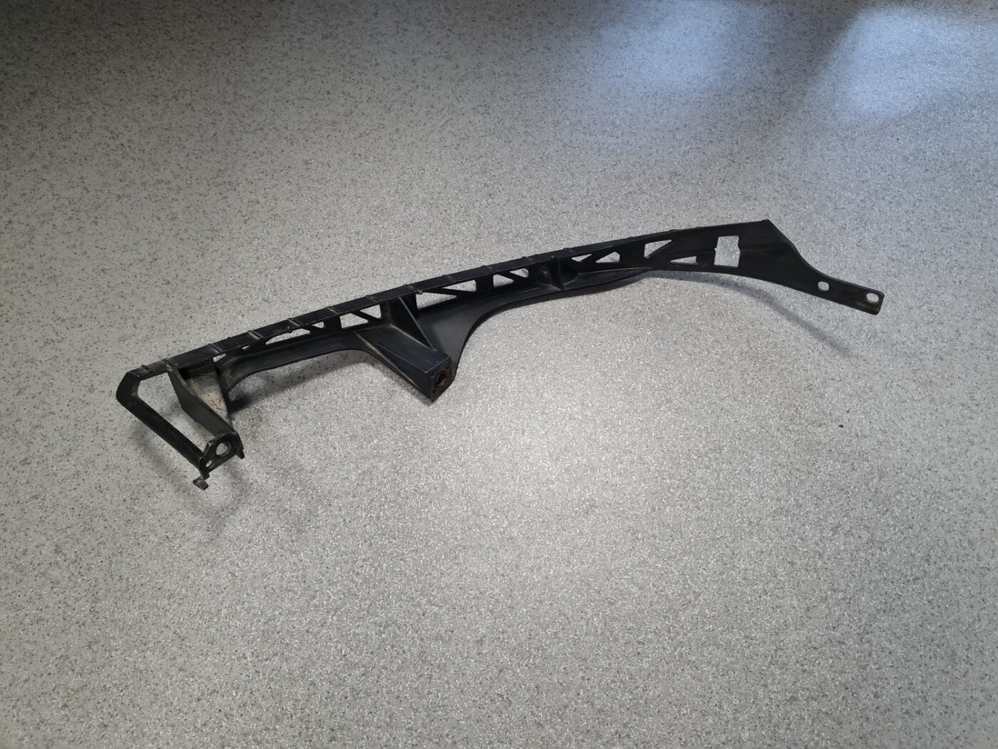 Priekšēja luktura kronšteins priekš MAZDA 6 2007 2 Priekšēja luktura kronšteins priekš MAZDA 6 2007