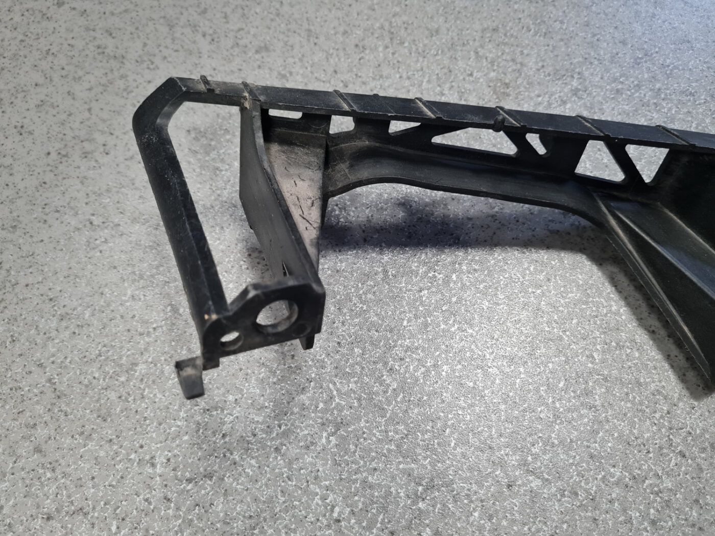 Priekšēja luktura kronšteins priekš MAZDA 6 2007 10 Priekšēja luktura kronšteins priekš MAZDA 6 2007