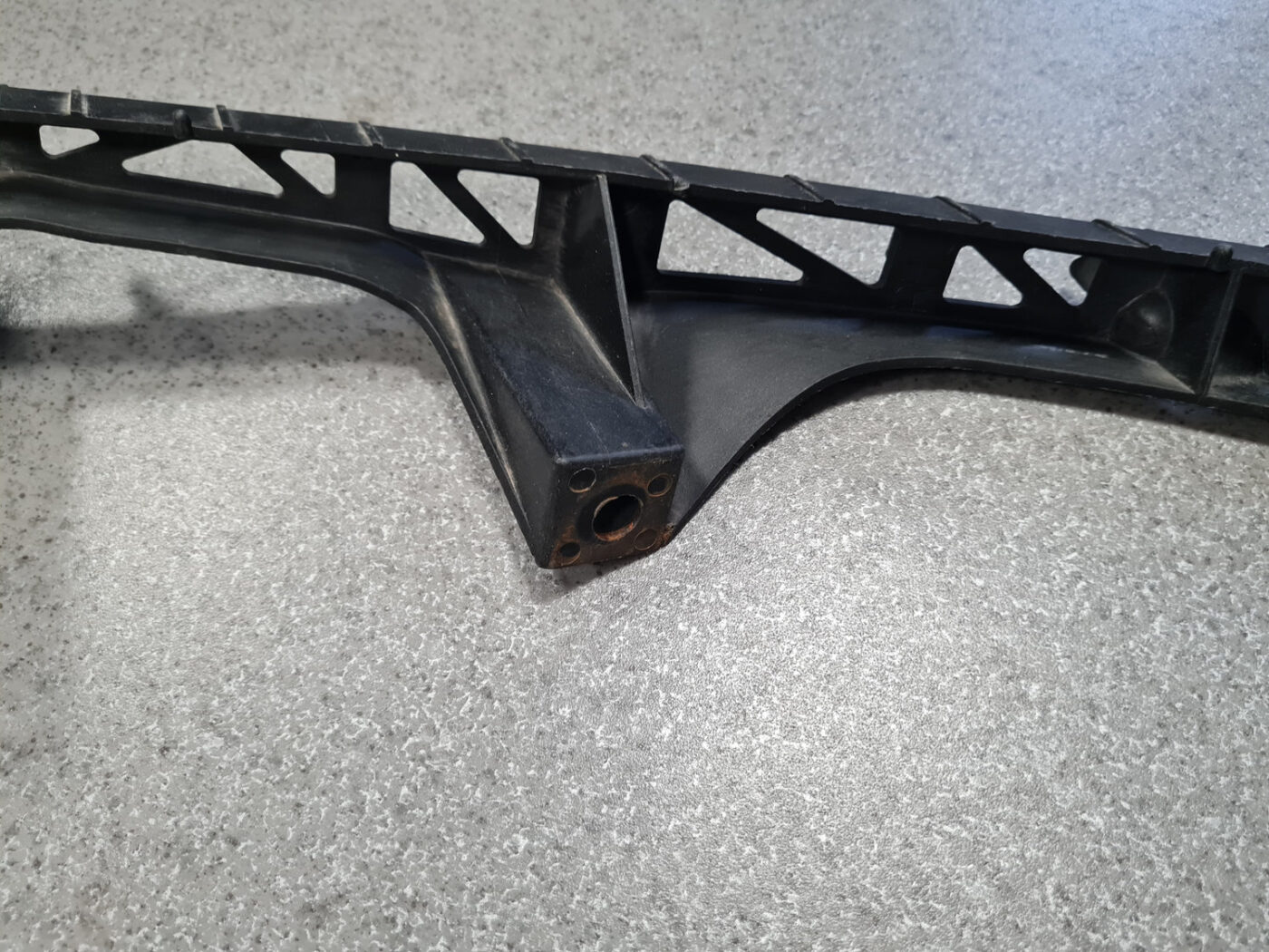 Priekšēja luktura kronšteins priekš MAZDA 6 2007 9 Priekšēja luktura kronšteins priekš MAZDA 6 2007