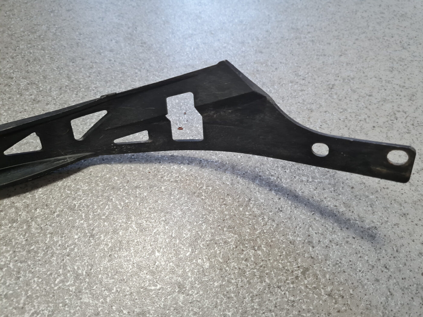 Priekšēja luktura kronšteins priekš MAZDA 6 2007 8 Priekšēja luktura kronšteins priekš MAZDA 6 2007