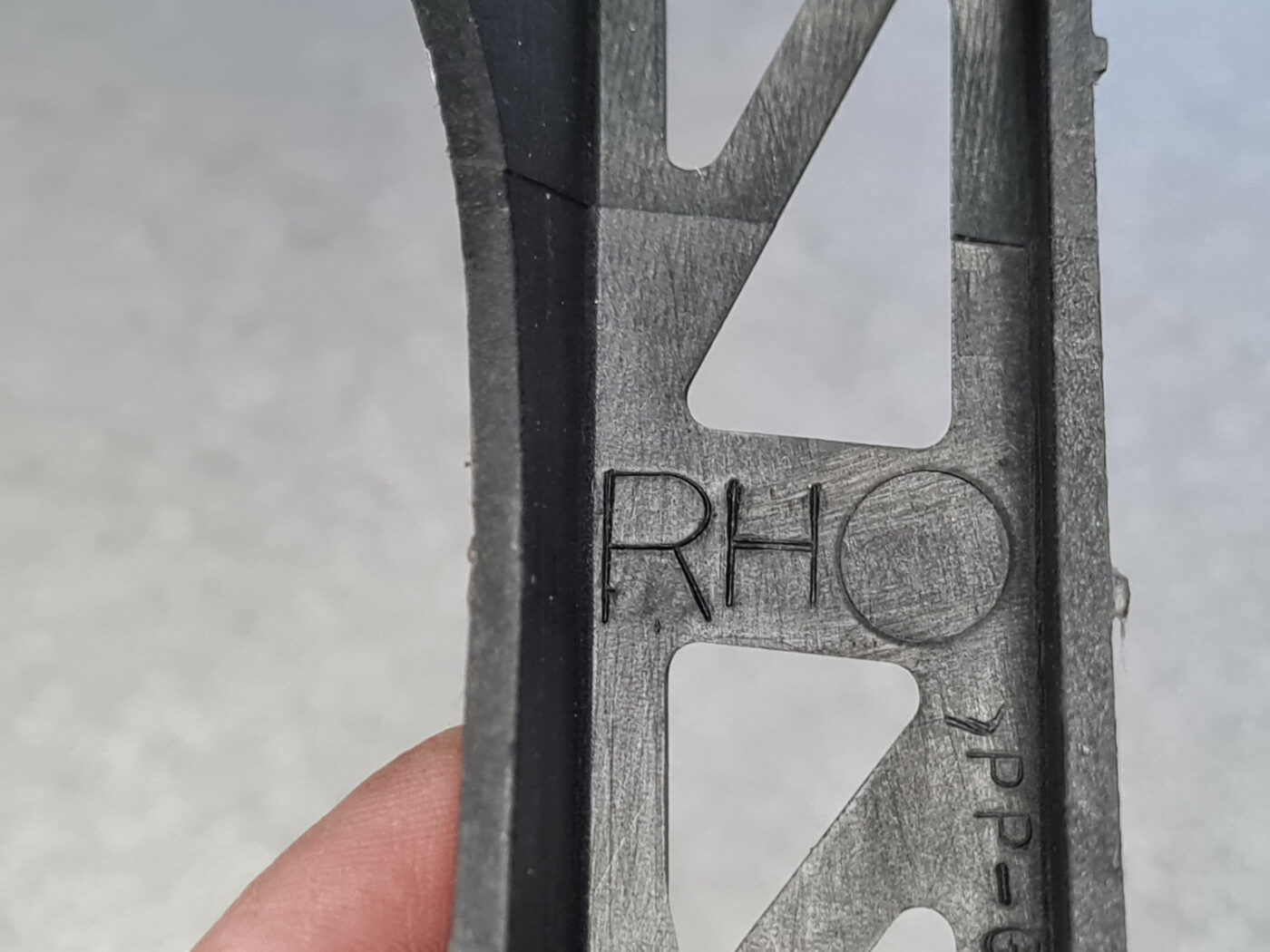 Priekšēja luktura kronšteins priekš MAZDA 6 2007 6 Priekšēja luktura kronšteins priekš MAZDA 6 2007